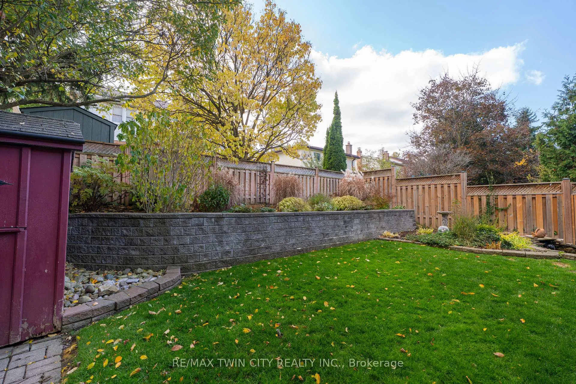 Photo 42 of 491 Appledale Crescent, Waterloo — HOMEH
