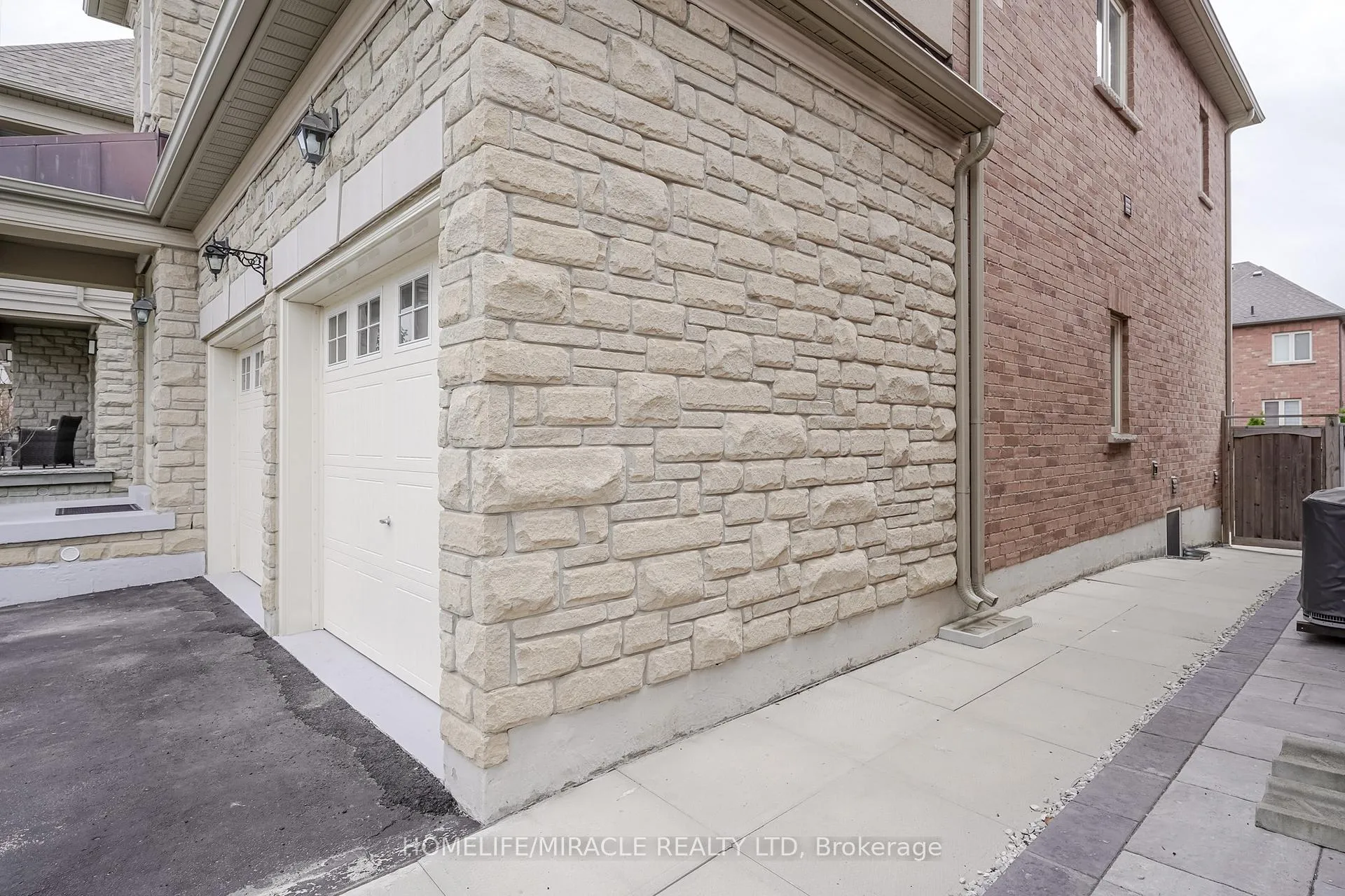 Photo 4 of 19 Wardlaw Place, Vaughan, Vellore Village — HOMEH