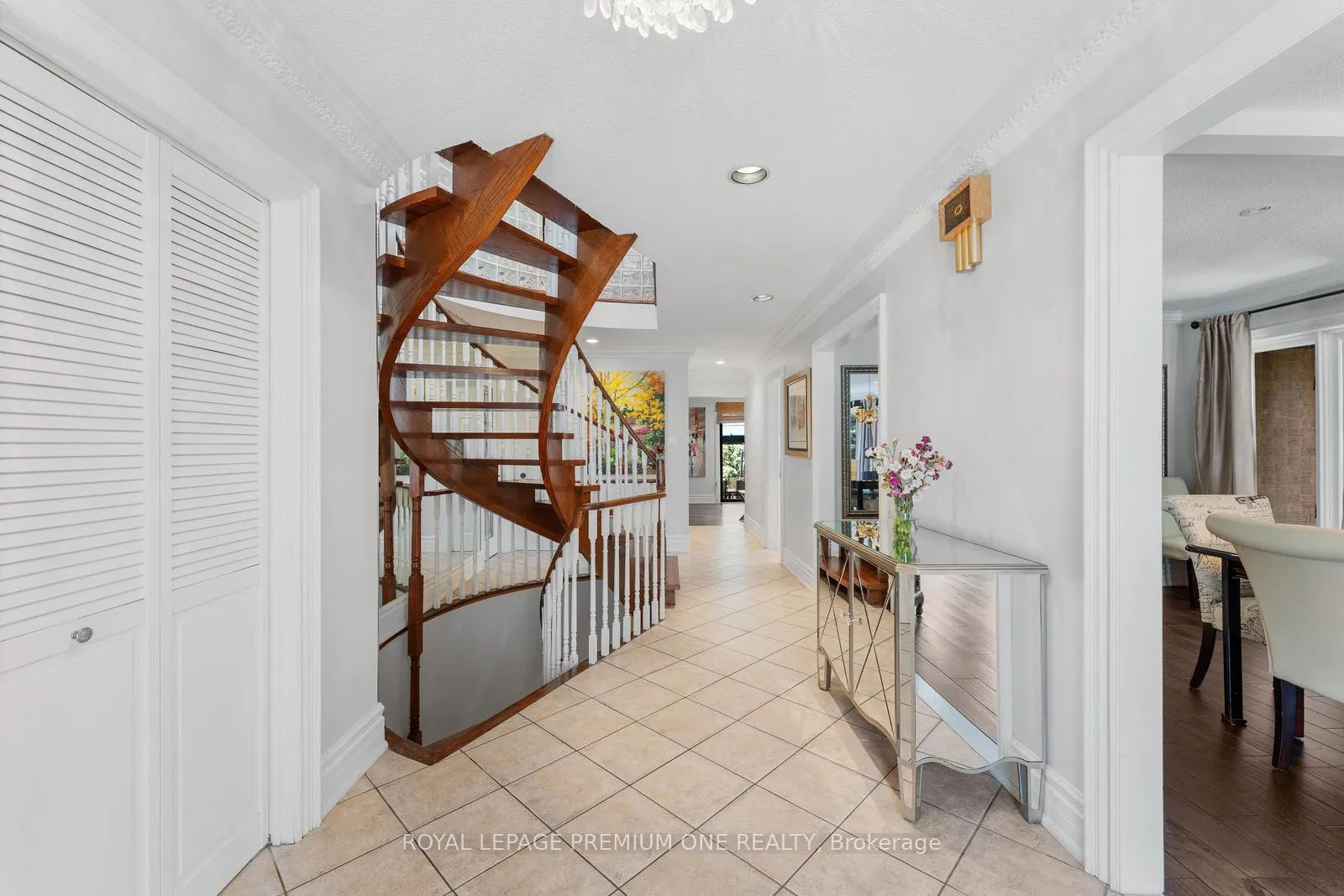 Photo 3 of 2 Angel View Court, Vaughan, Maple — HOMEH