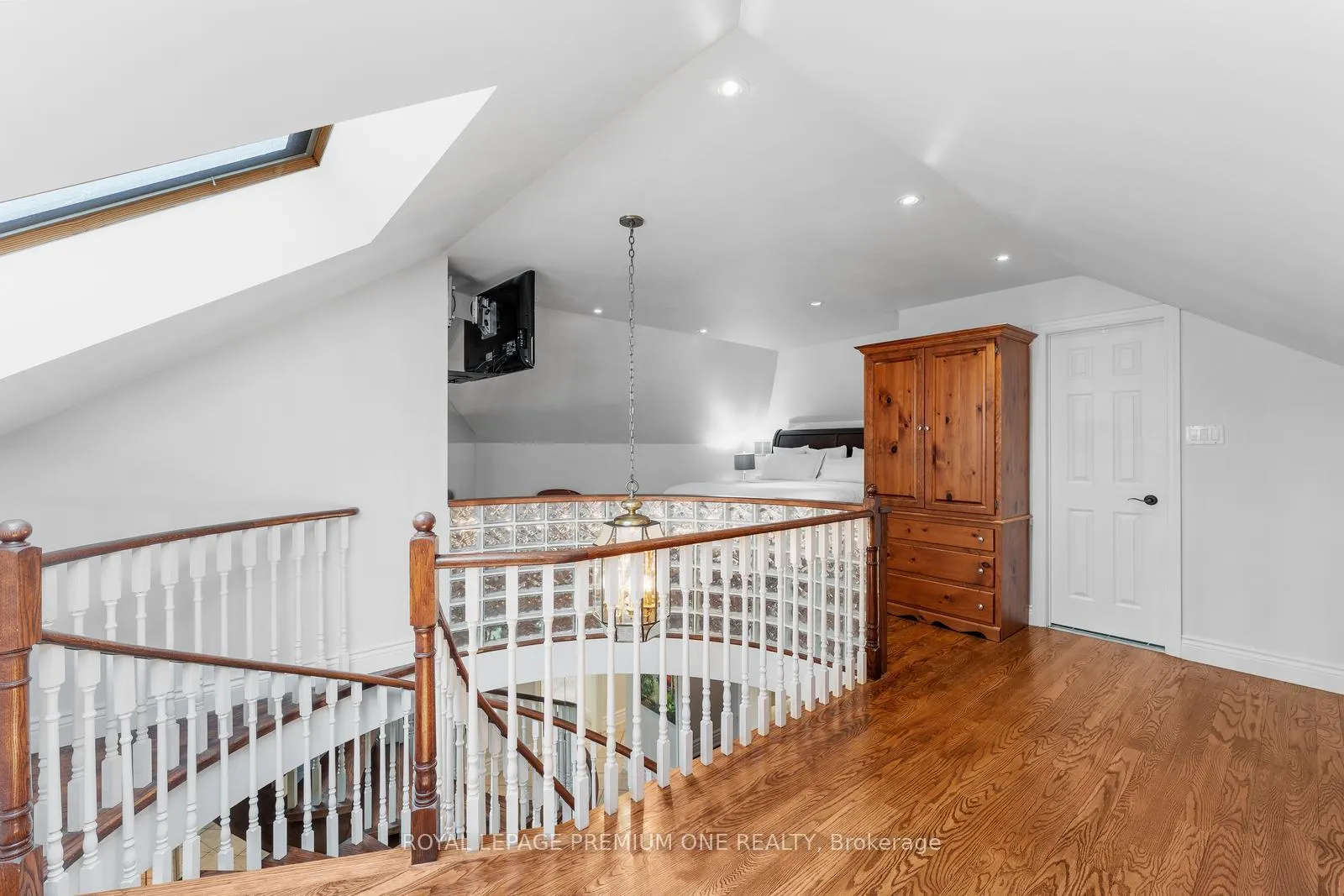 Photo 16 of 2 Angel View Court, Vaughan, Maple — HOMEH