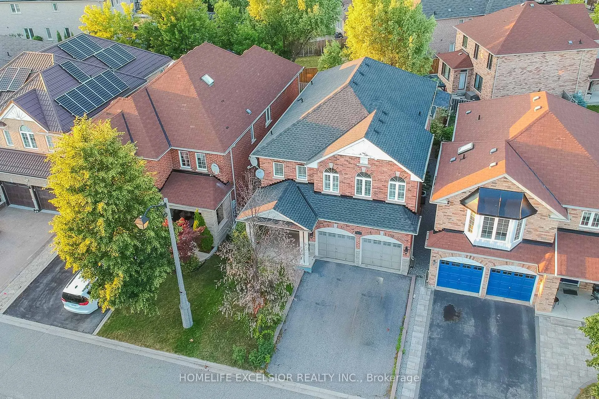 Photo 2 of 10 Kentview Crescent, Markham, Box Grove — HOMEH
