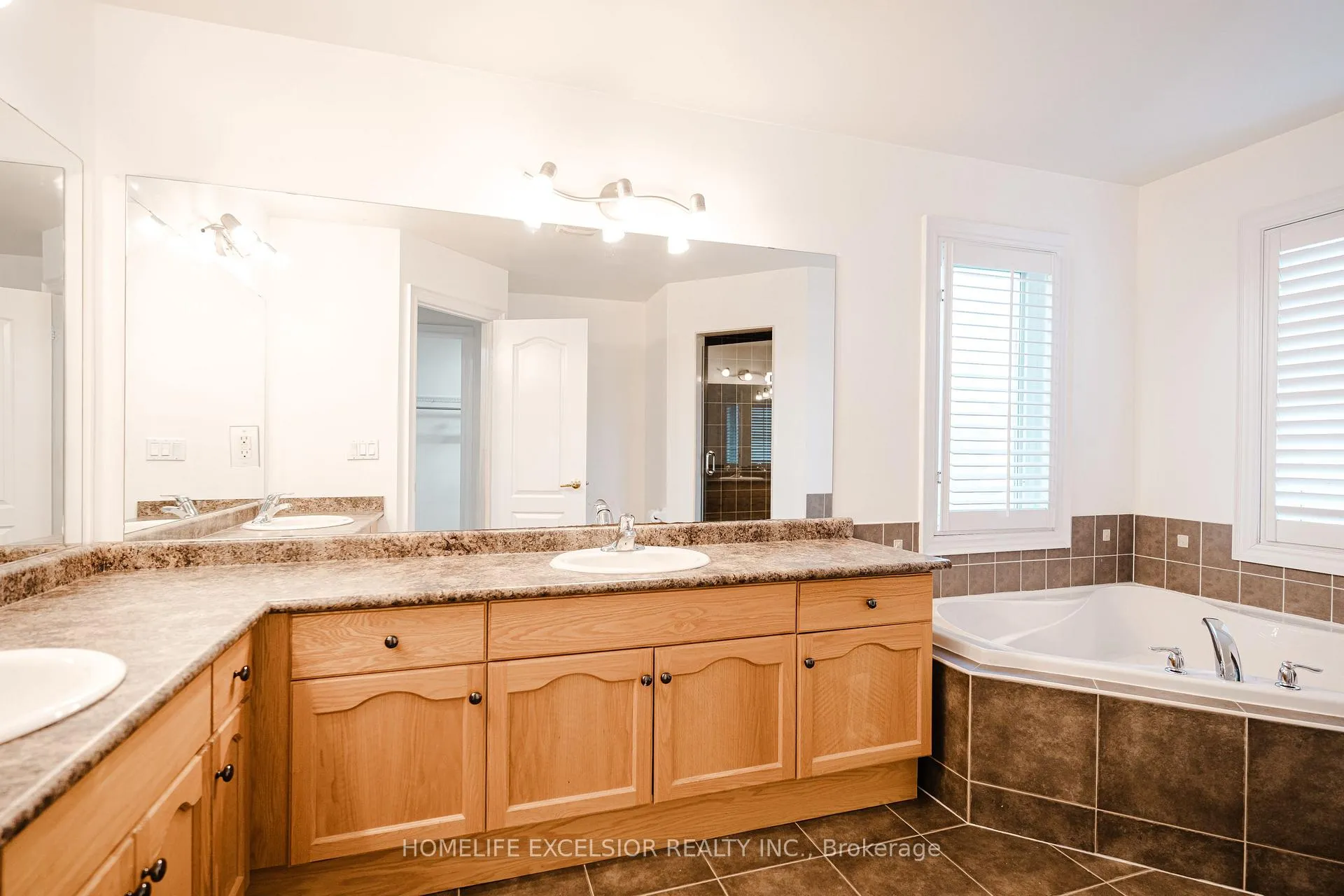 Photo 37 of 10 Kentview Crescent, Markham, Box Grove — HOMEH