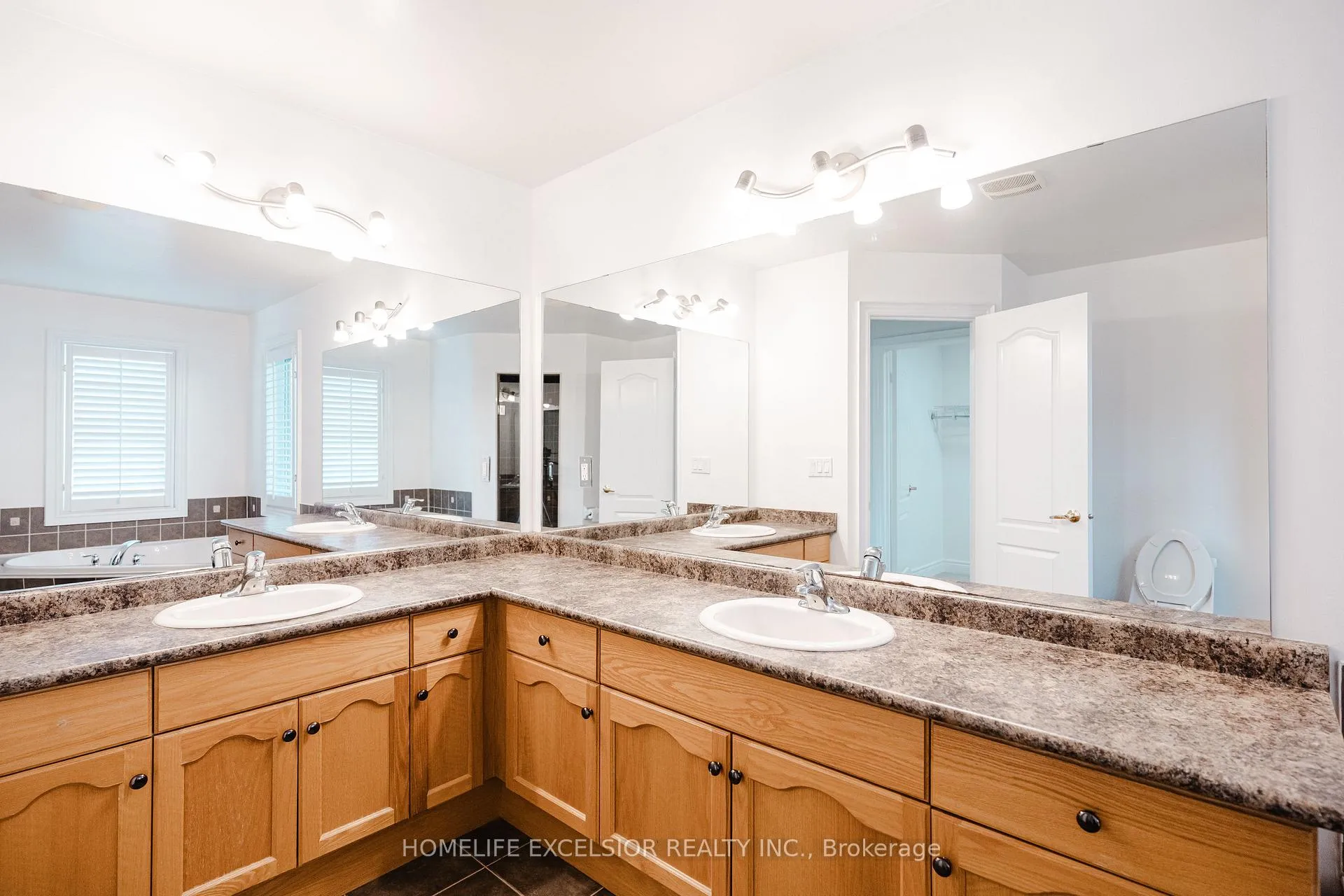 Photo 38 of 10 Kentview Crescent, Markham, Box Grove — HOMEH