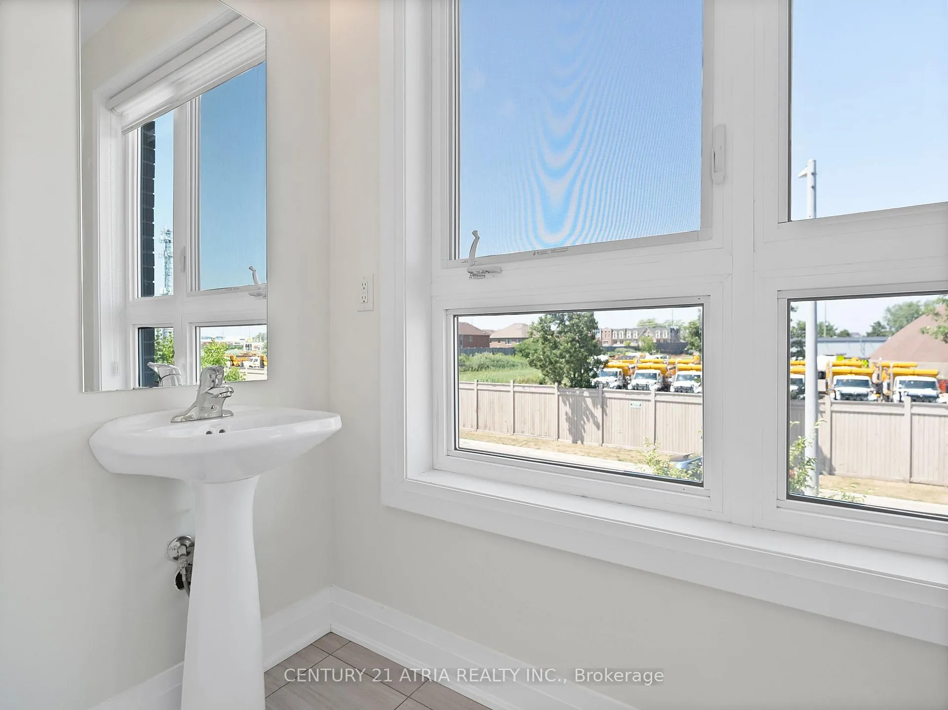 Photo 15 of 101 Gridiron Gate, Vaughan, Vellore Village — HOMEH
