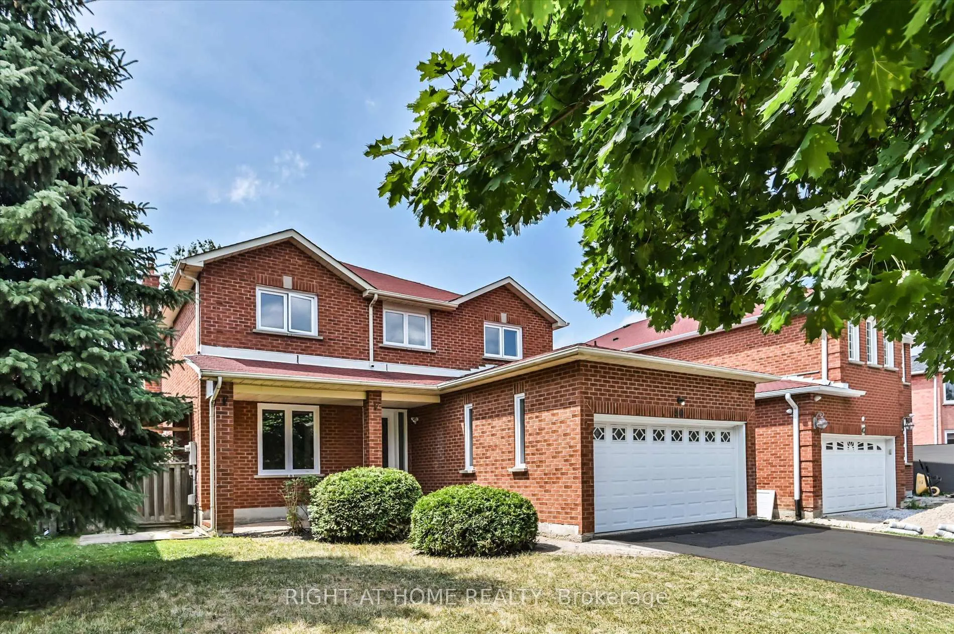 Photo 2 of 40 Norman Ross Drive, Markham, Middlefield — HOMEH