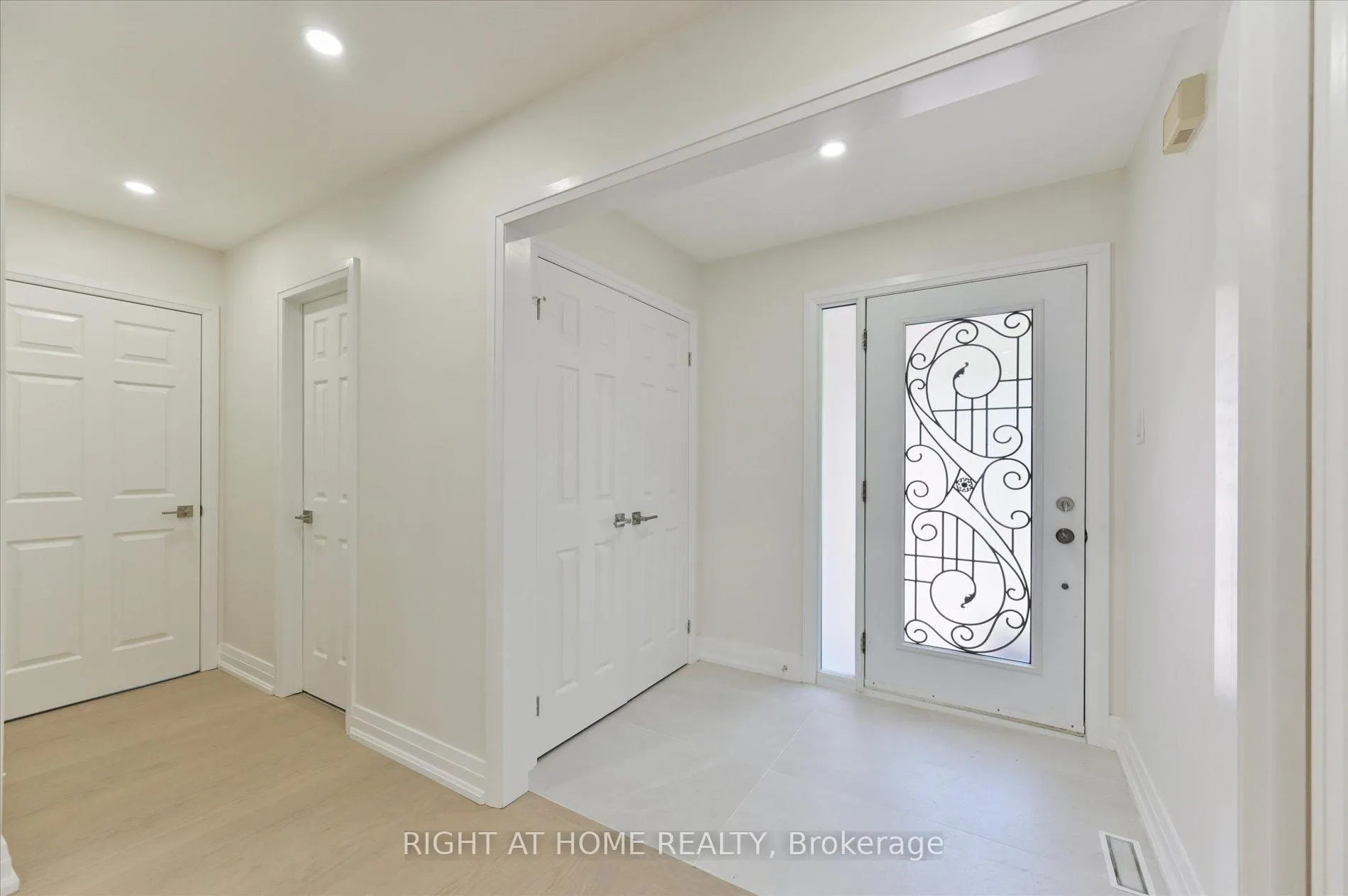 Photo 3 of 40 Norman Ross Drive, Markham, Middlefield — HOMEH