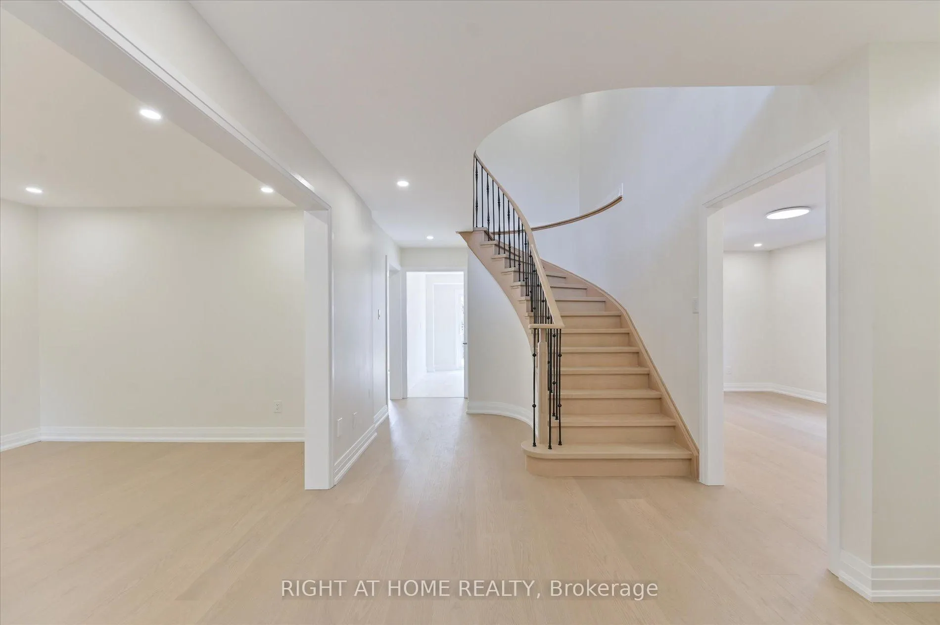Photo 4 of 40 Norman Ross Drive, Markham, Middlefield — HOMEH