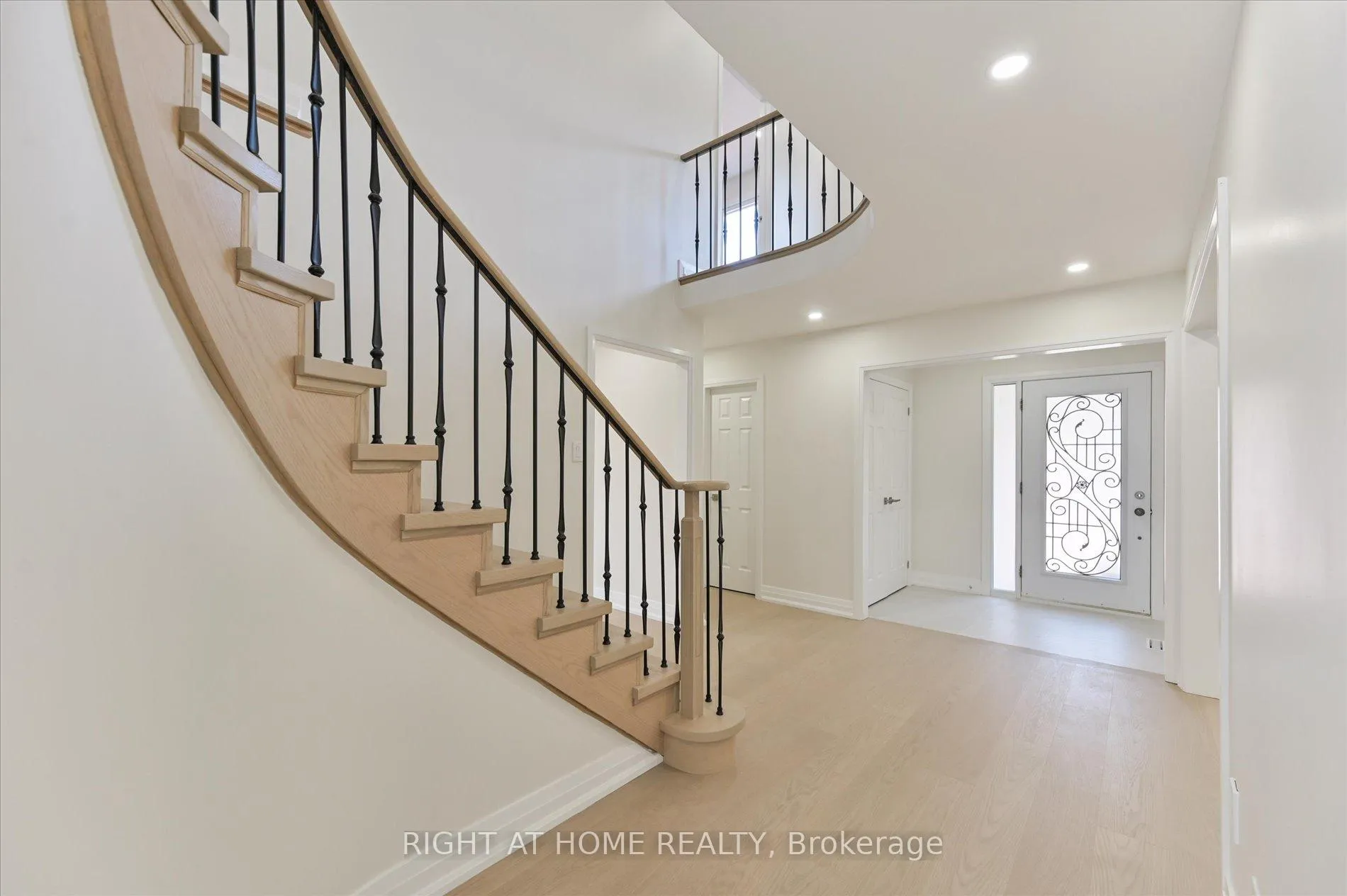 Photo 5 of 40 Norman Ross Drive, Markham, Middlefield — HOMEH