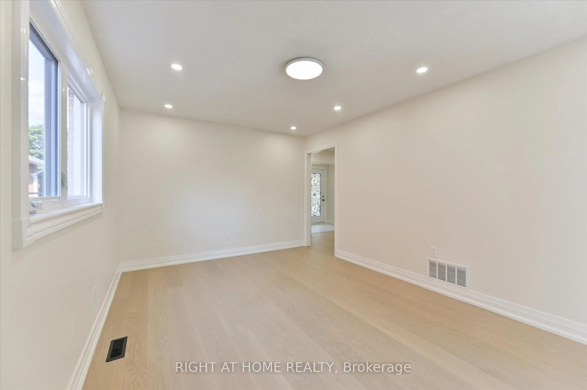Photo 7 of 40 Norman Ross Drive, Markham, Middlefield — HOMEH