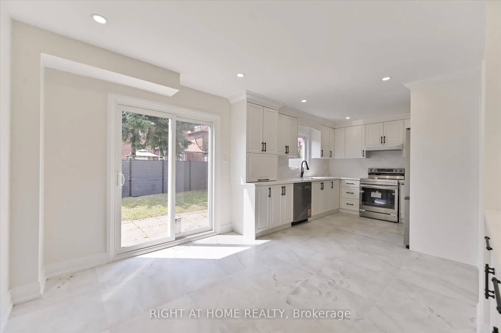 Photo 9 of 40 Norman Ross Drive, Markham, Middlefield — HOMEH