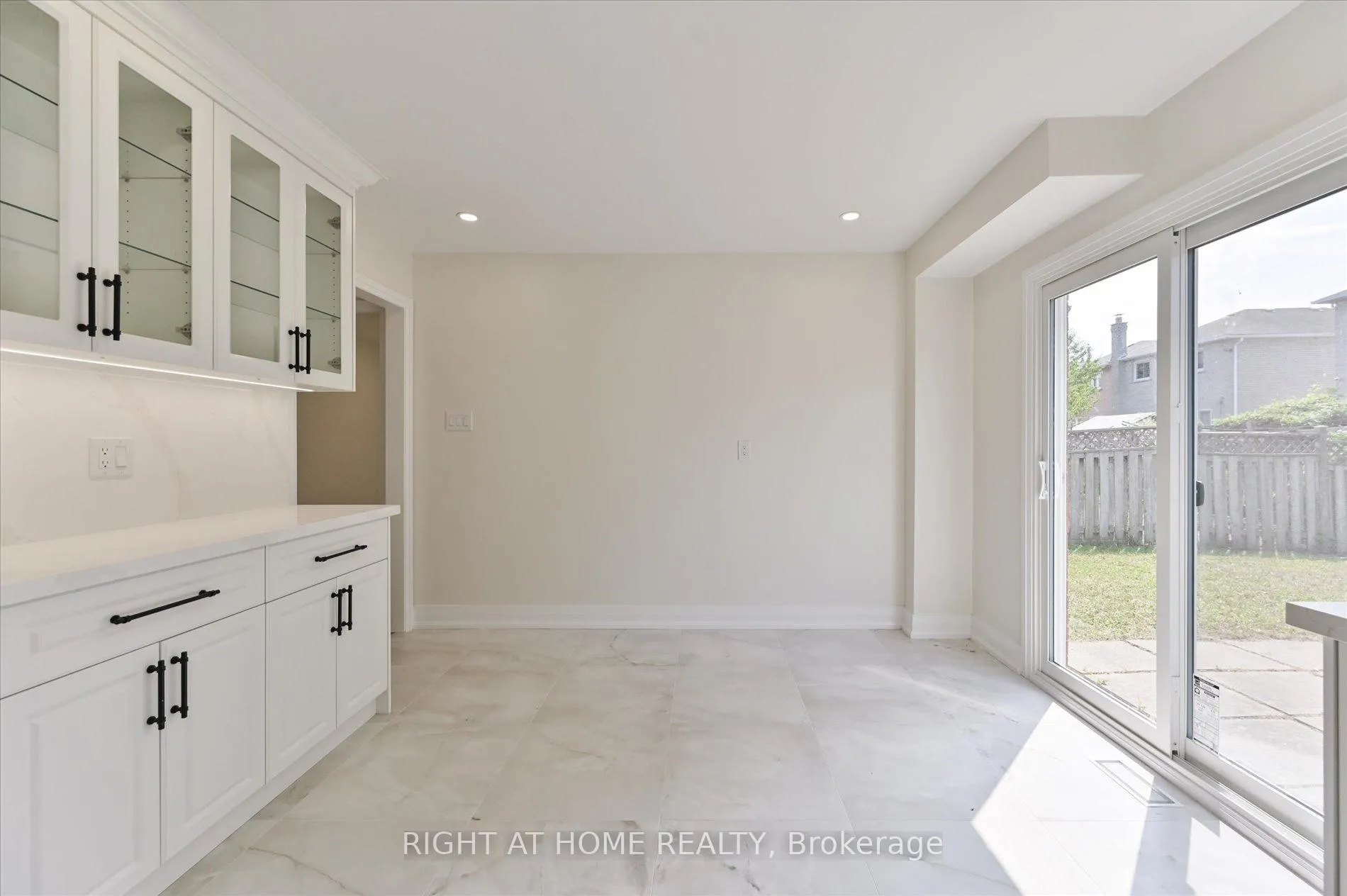 Photo 10 of 40 Norman Ross Drive, Markham, Middlefield — HOMEH