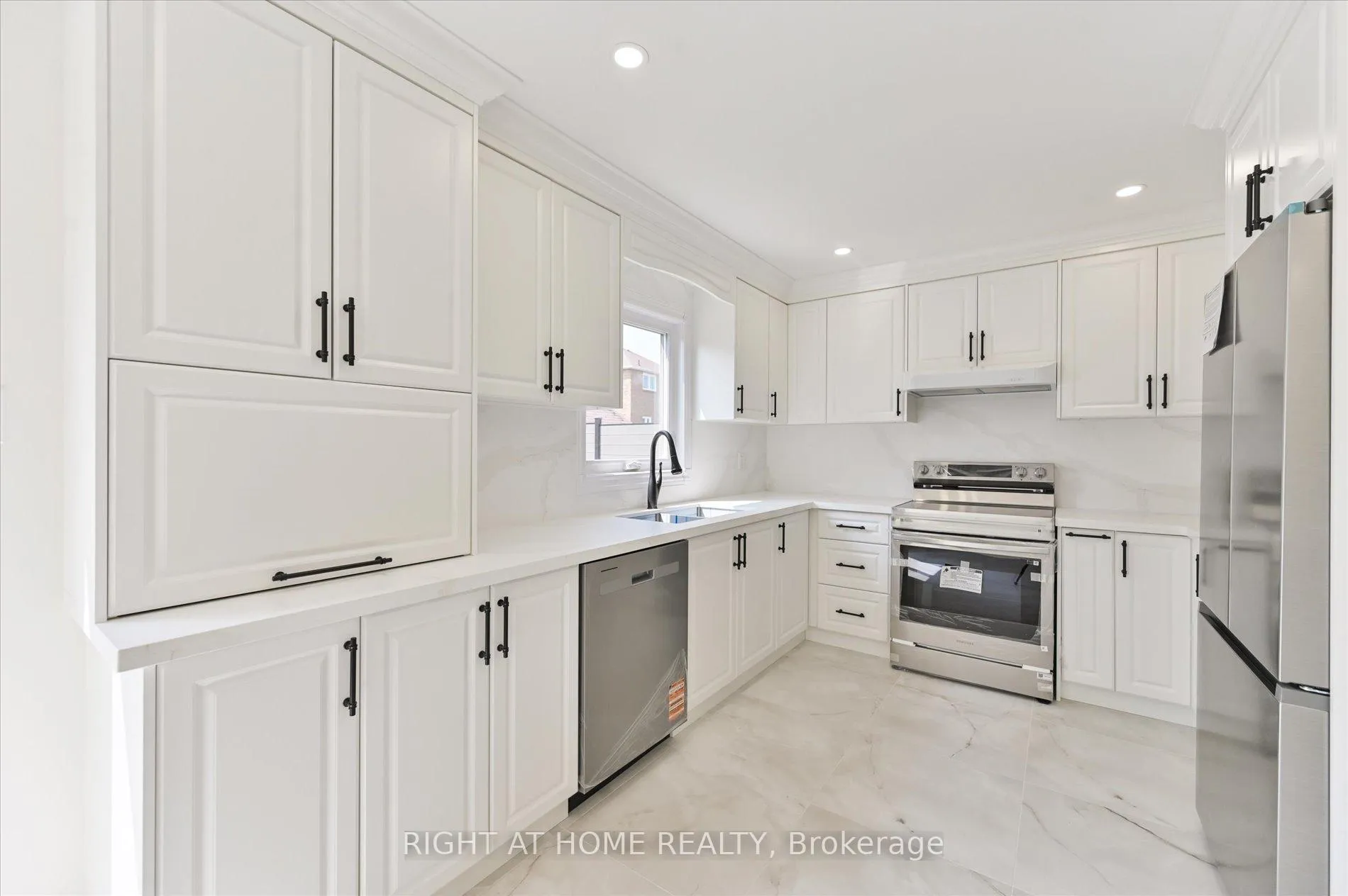 Photo 12 of 40 Norman Ross Drive, Markham, Middlefield — HOMEH