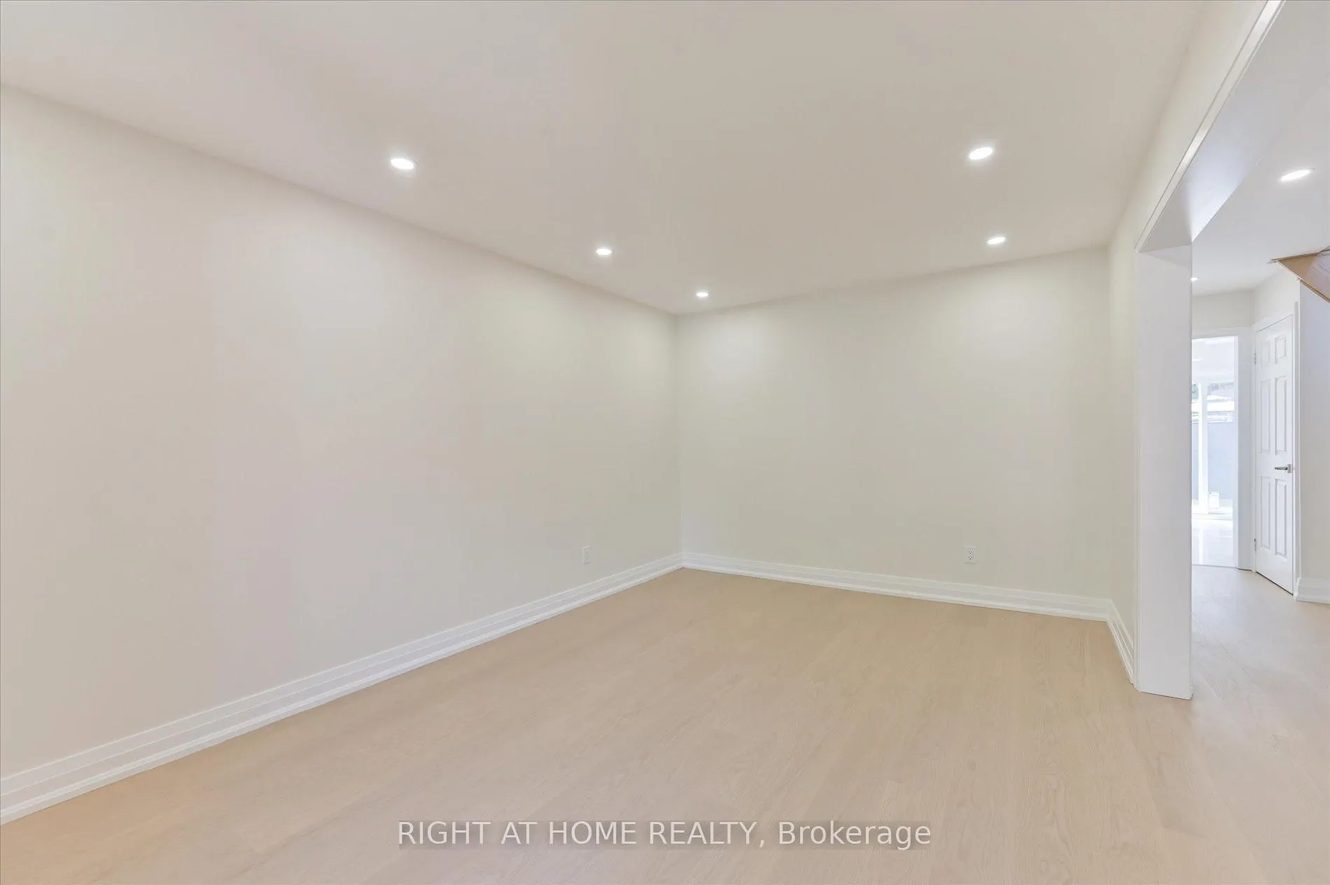 Photo 15 of 40 Norman Ross Drive, Markham, Middlefield — HOMEH