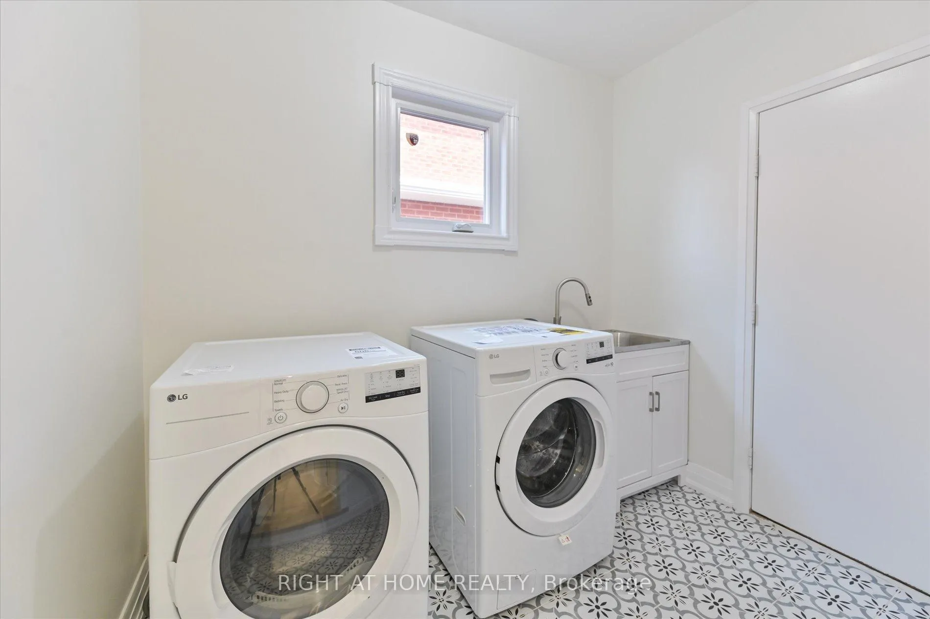 Photo 20 of 40 Norman Ross Drive, Markham, Middlefield — HOMEH
