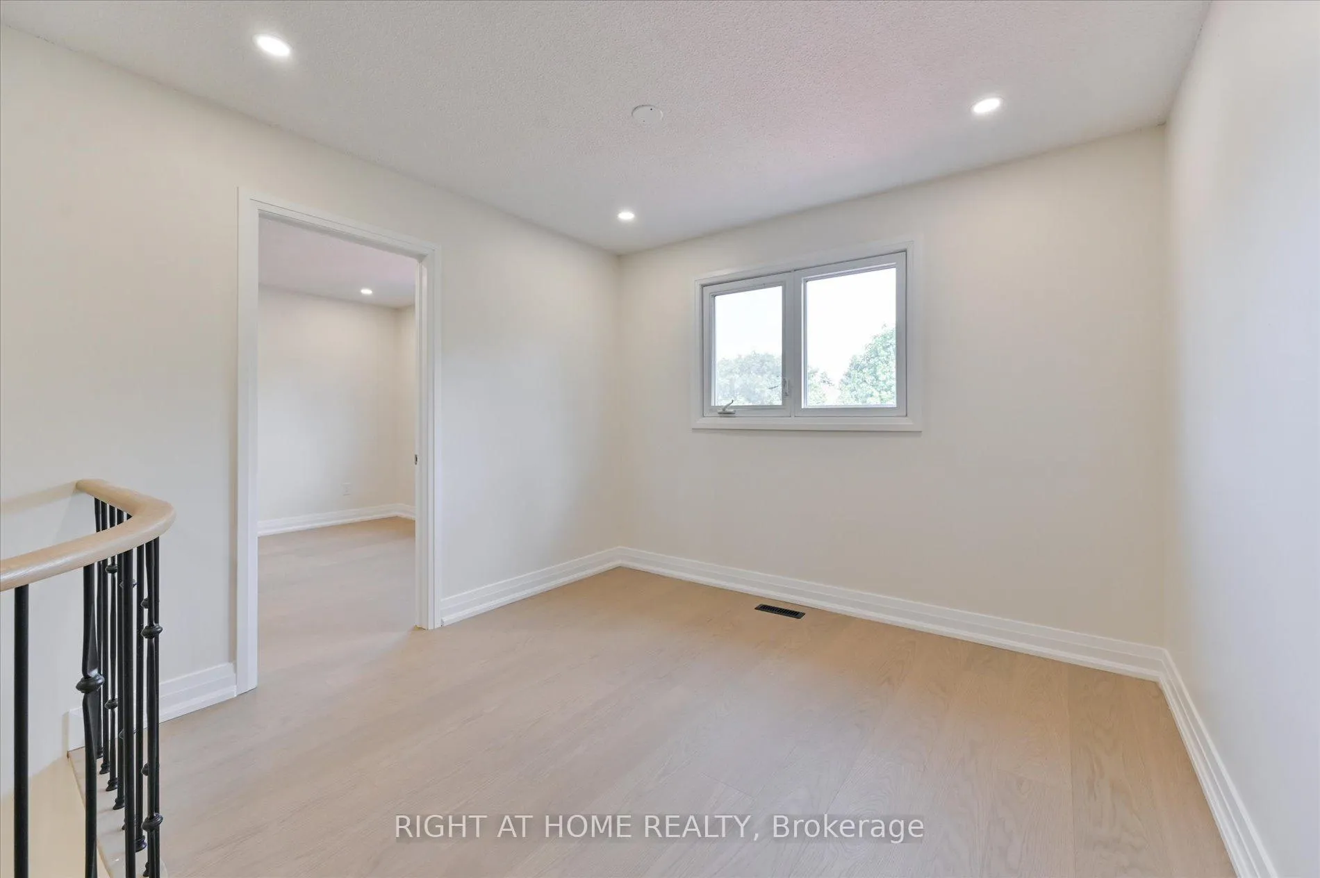 Photo 25 of 40 Norman Ross Drive, Markham, Middlefield — HOMEH