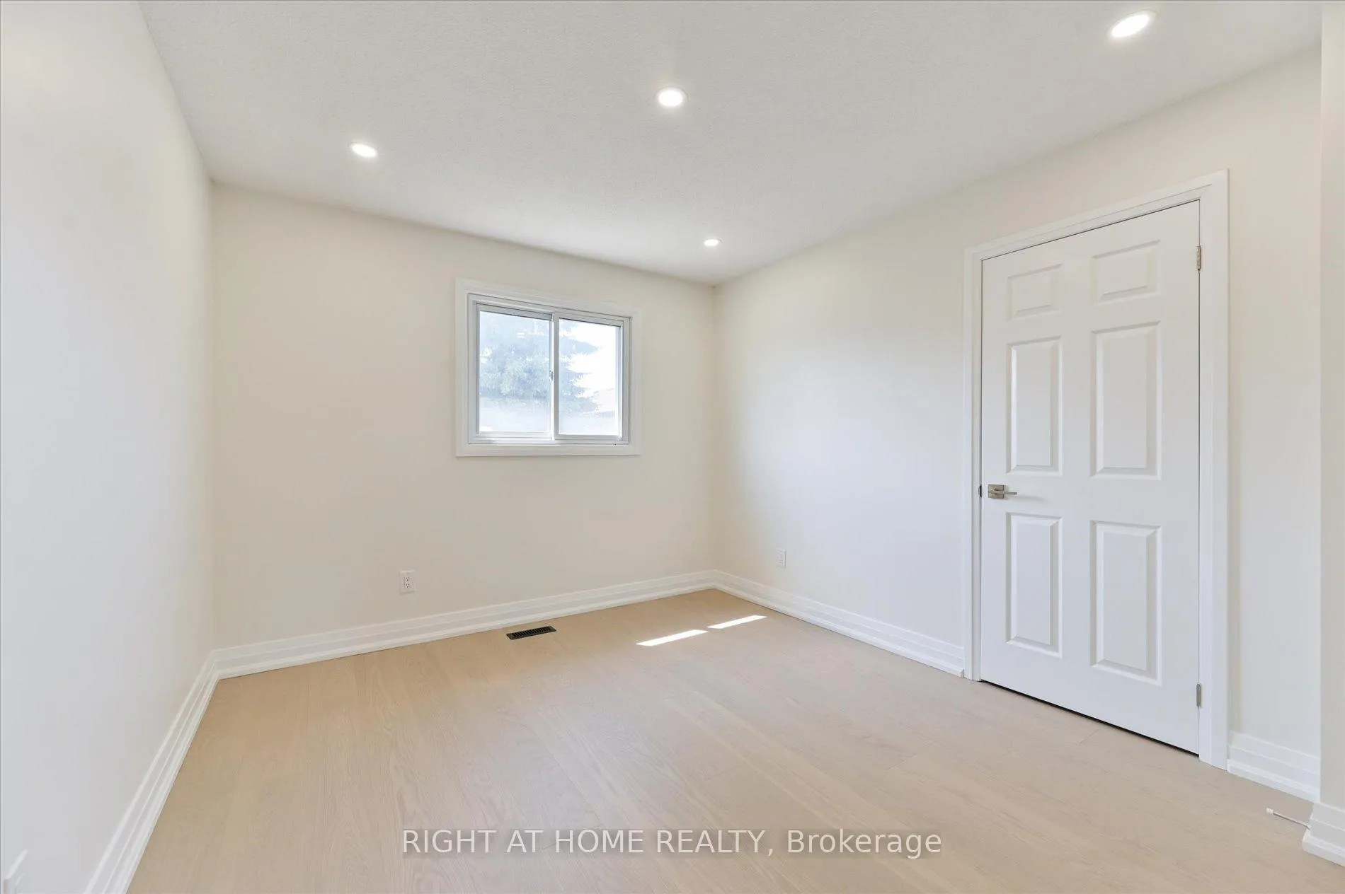 Photo 34 of 40 Norman Ross Drive, Markham, Middlefield — HOMEH