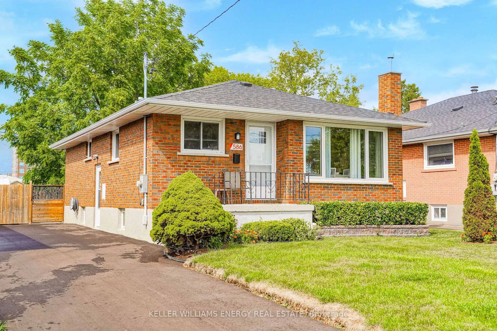 Front of 586 Montcalm Avenue
