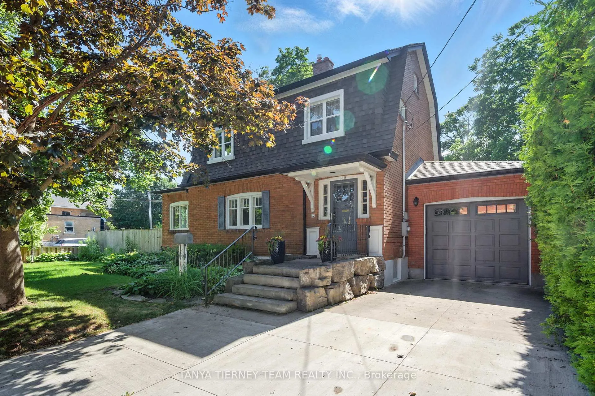 Front of 318 Centre Street S