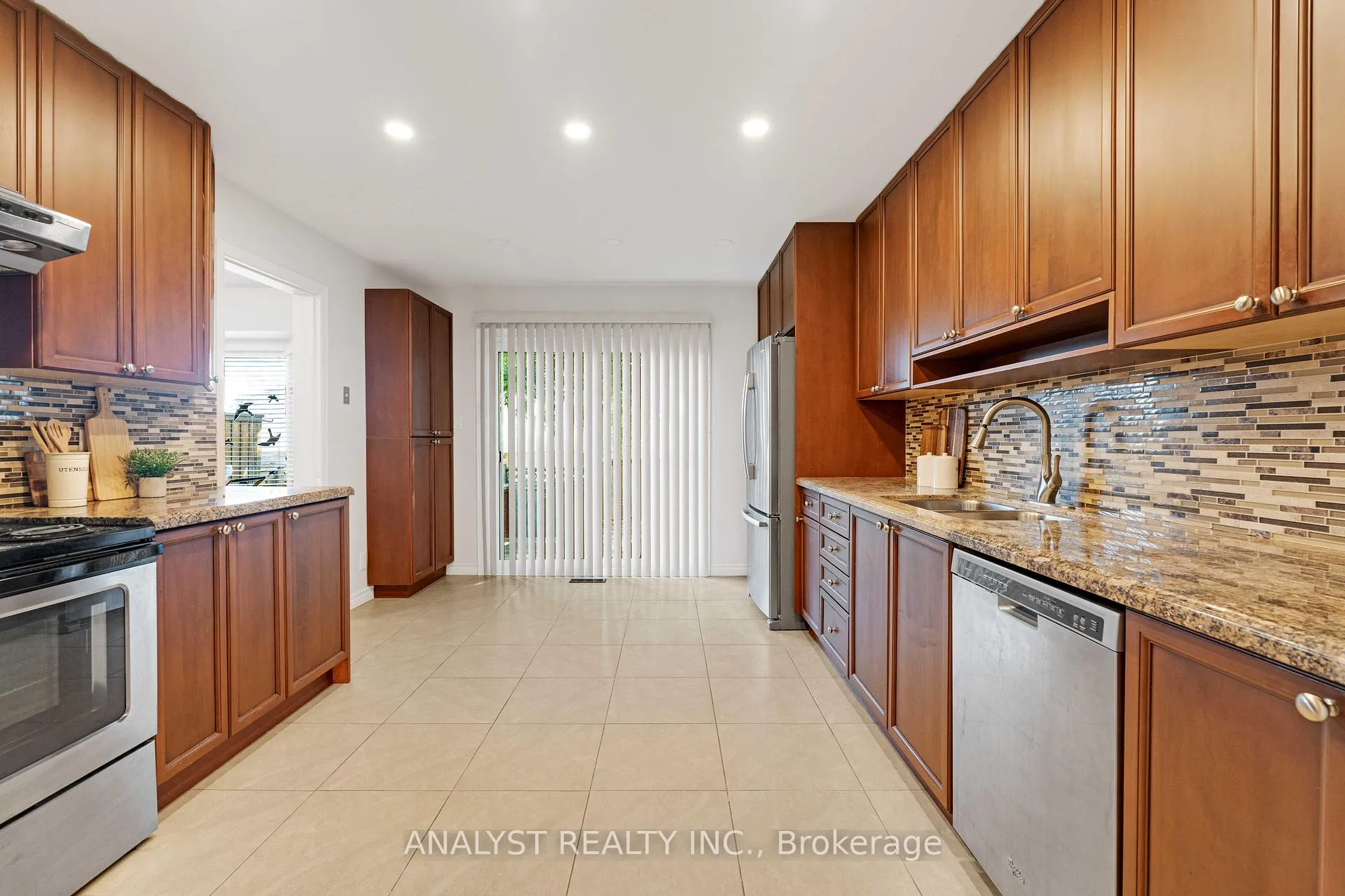 Photo 10 of 1090 longbow Drive, Pickering, Liverpool — HOMEH