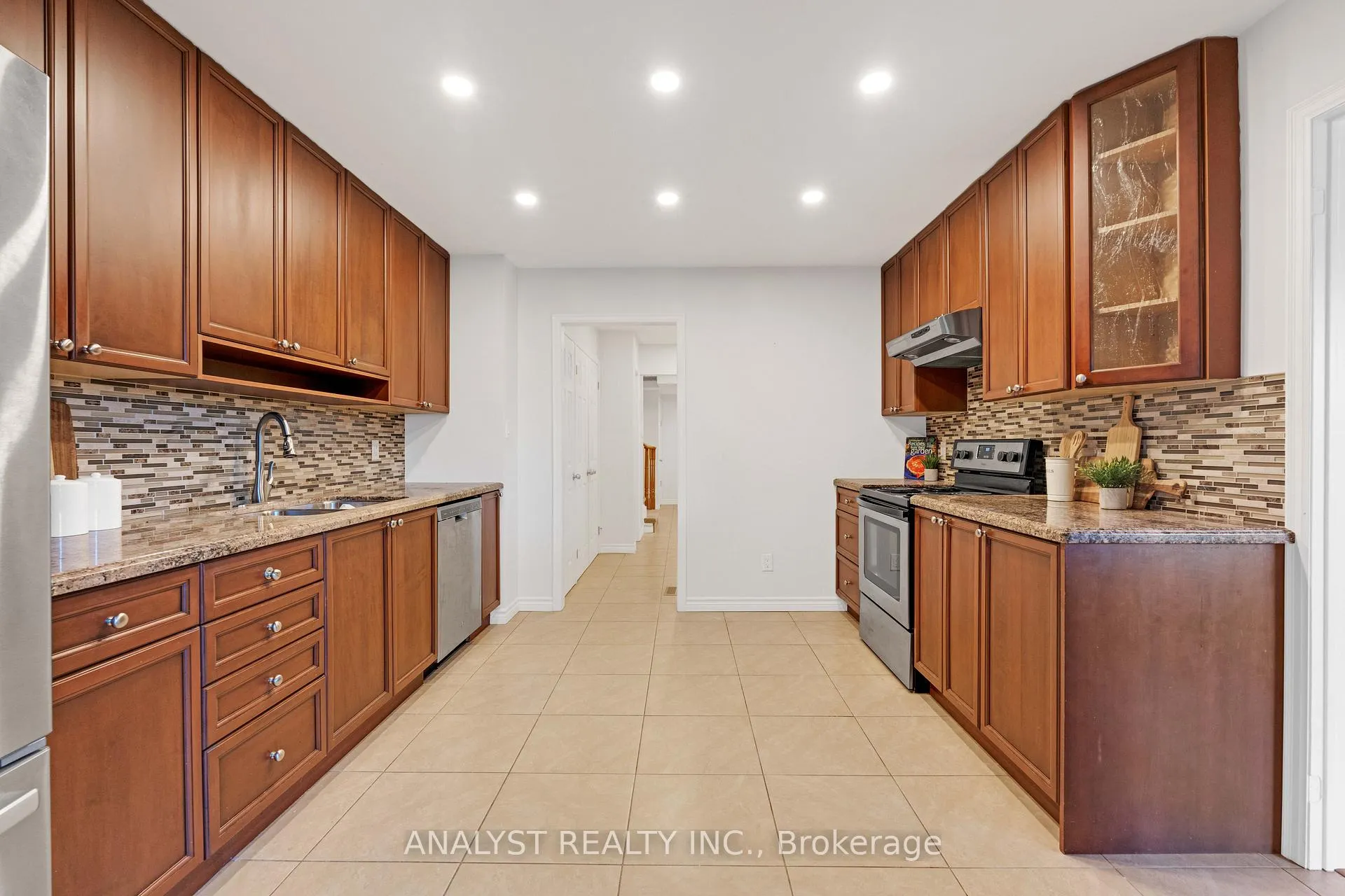 Photo 11 of 1090 longbow Drive, Pickering, Liverpool — HOMEH