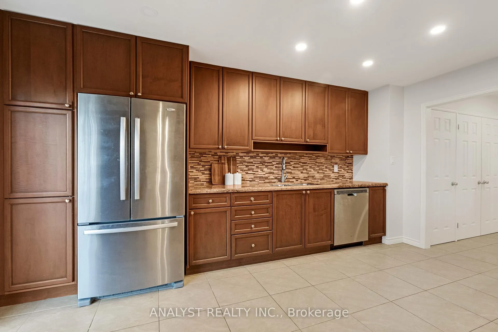 Photo 12 of 1090 longbow Drive, Pickering, Liverpool — HOMEH