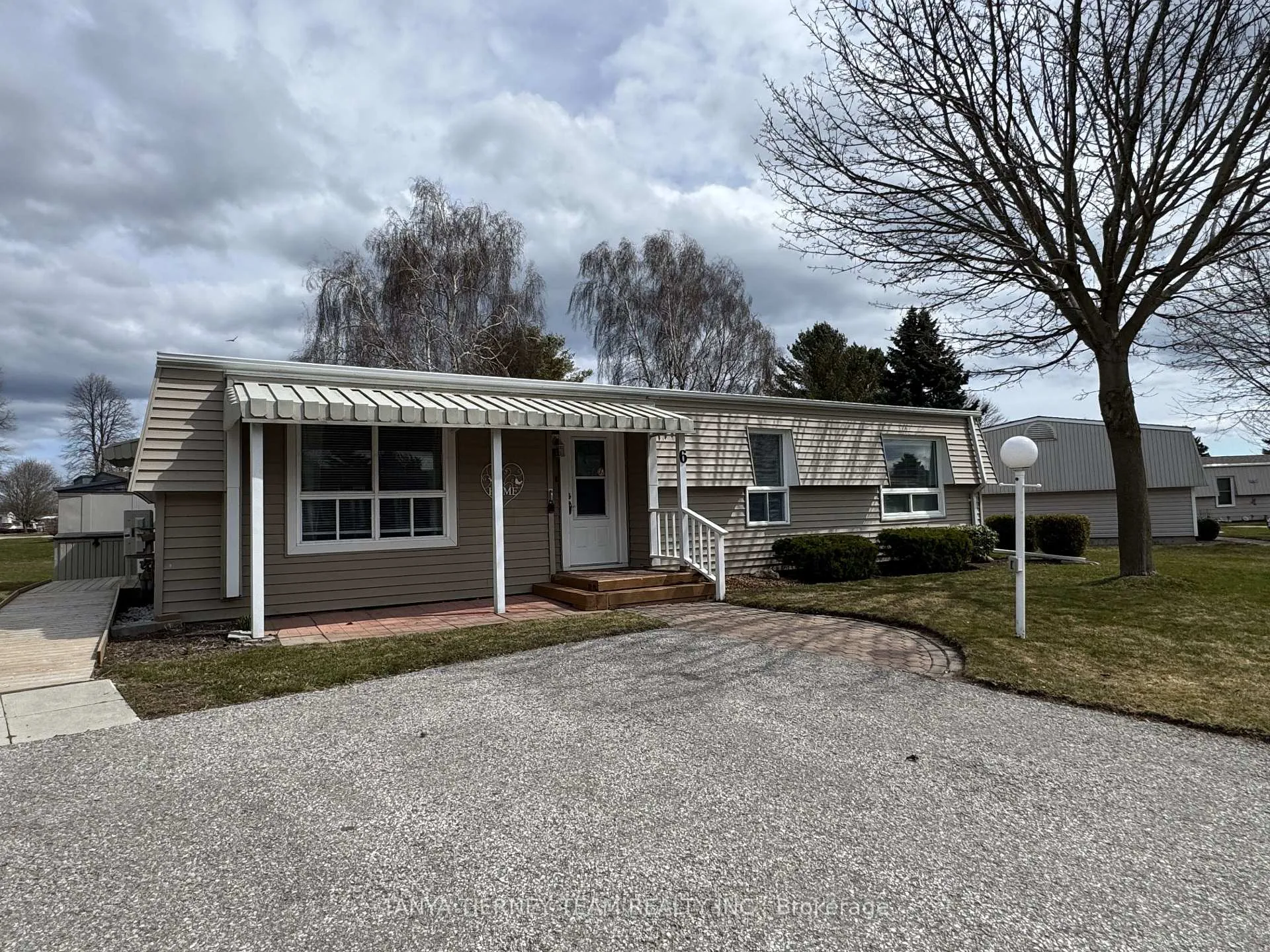 Photo 3 of 6 The Cove Road, Clarington, Newcastle — HOMEH