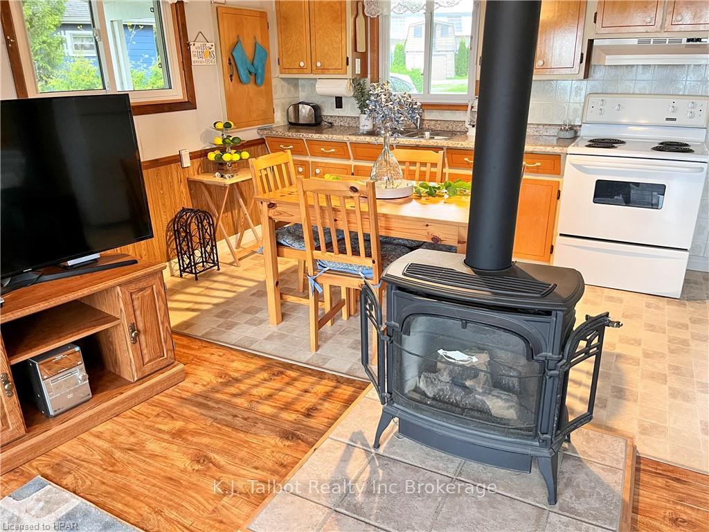 Photo 7 of 31 Andrews Crescent, Goderich, Goderich (Town) — HOMEH
