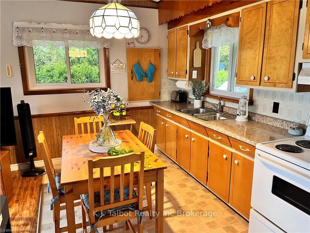 Photo 10 of 31 Andrews Crescent, Goderich, Goderich (Town) — HOMEH
