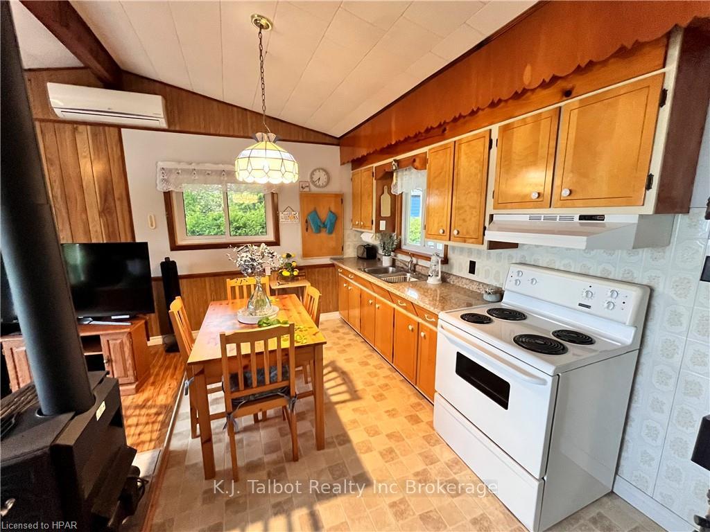 Photo 11 of 31 Andrews Crescent, Goderich, Goderich (Town) — HOMEH