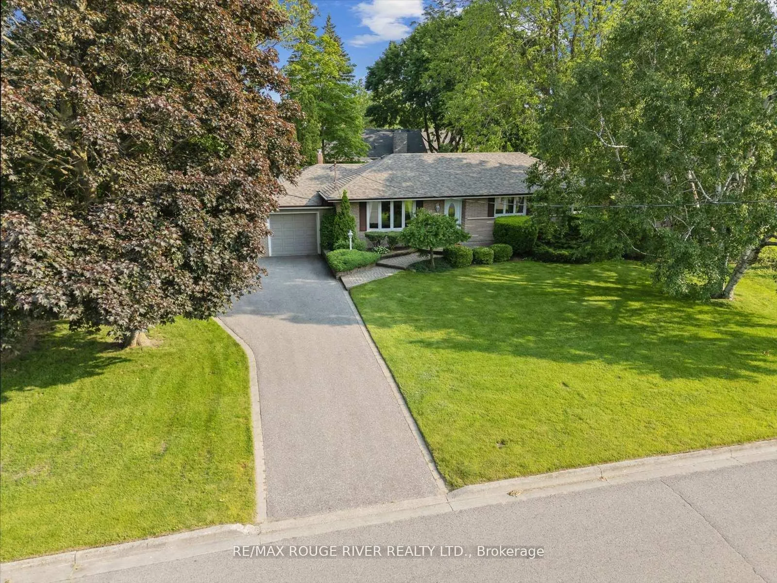Photo 2 of 15 Westwood Drive, Whitby, Blue Grass Meadows — HOMEH