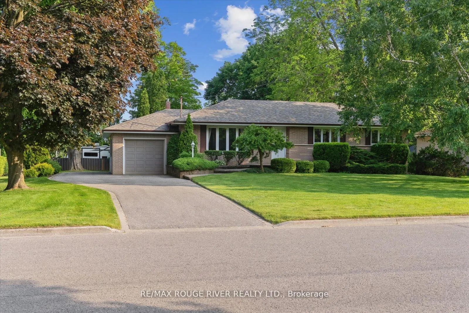 Photo 3 of 15 Westwood Drive, Whitby, Blue Grass Meadows — HOMEH