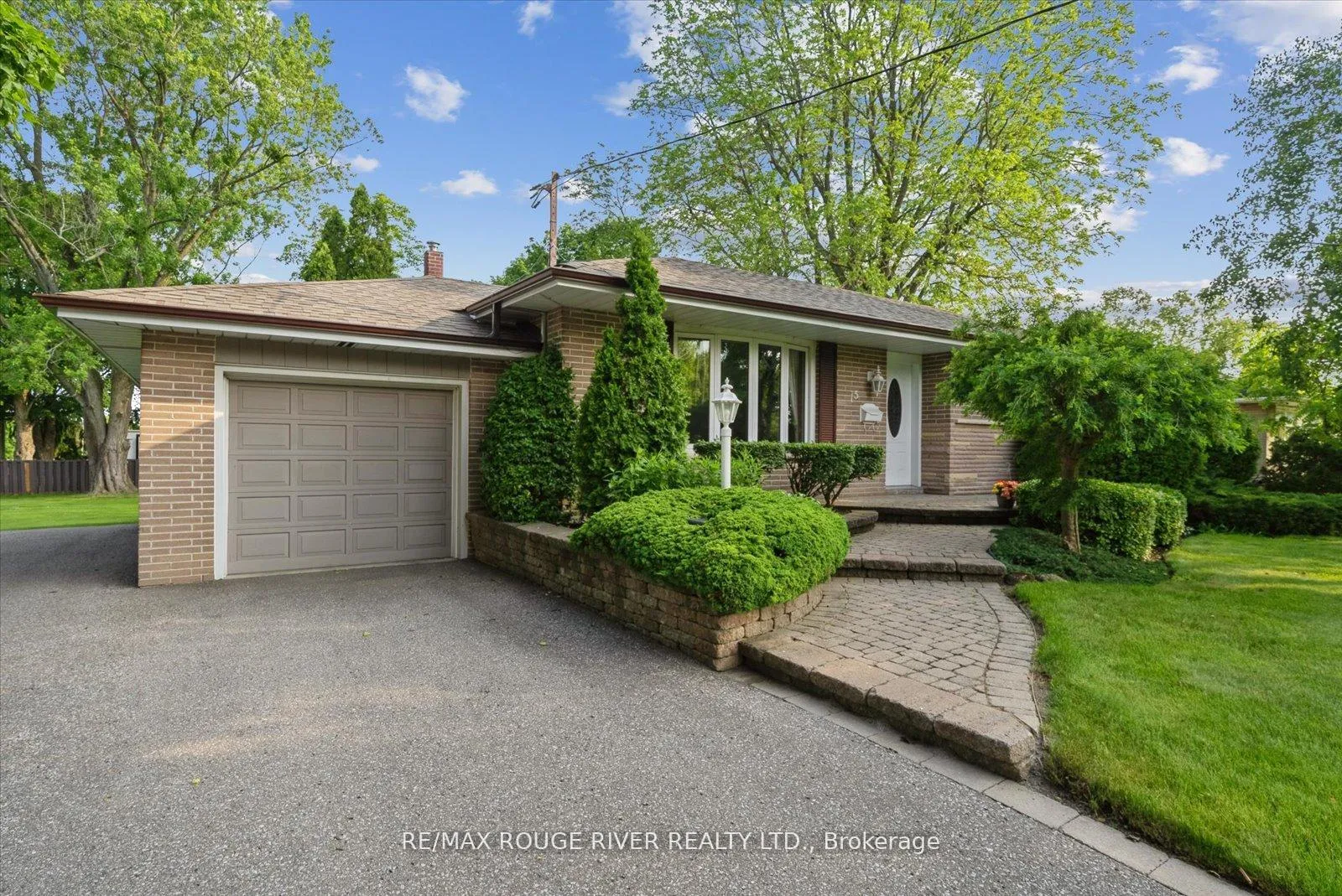 Photo 4 of 15 Westwood Drive, Whitby, Blue Grass Meadows — HOMEH
