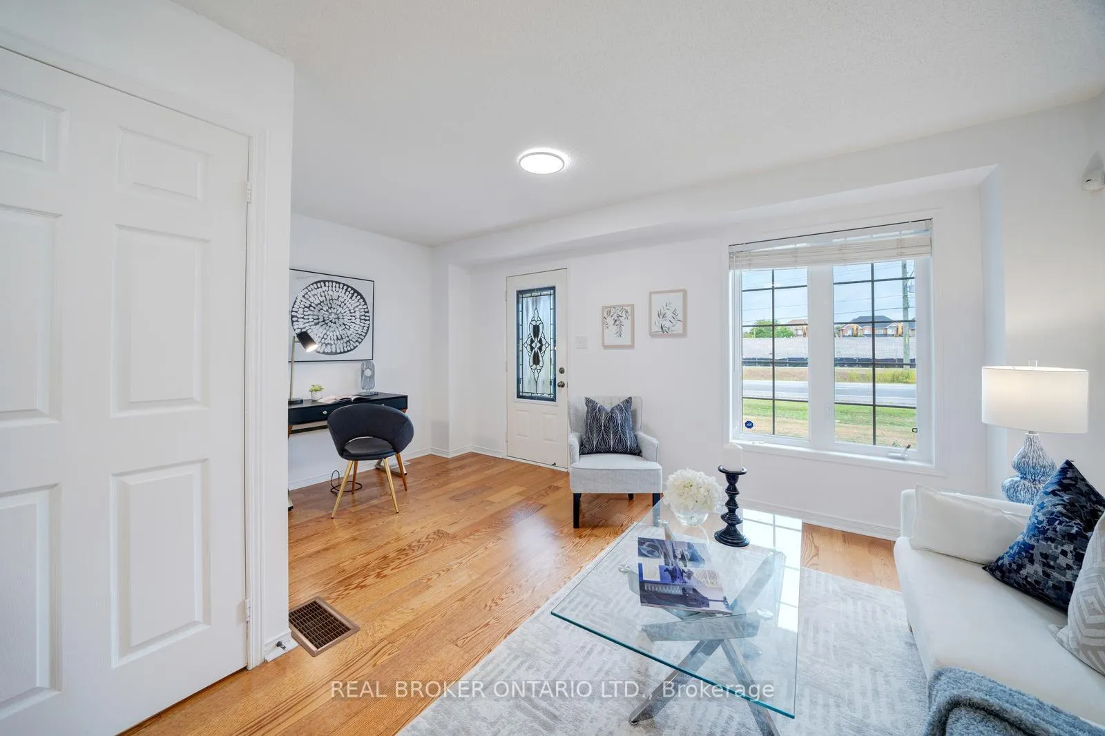 Photo 7 of 505 Rossland Road E, Ajax, Central East — HOMEH