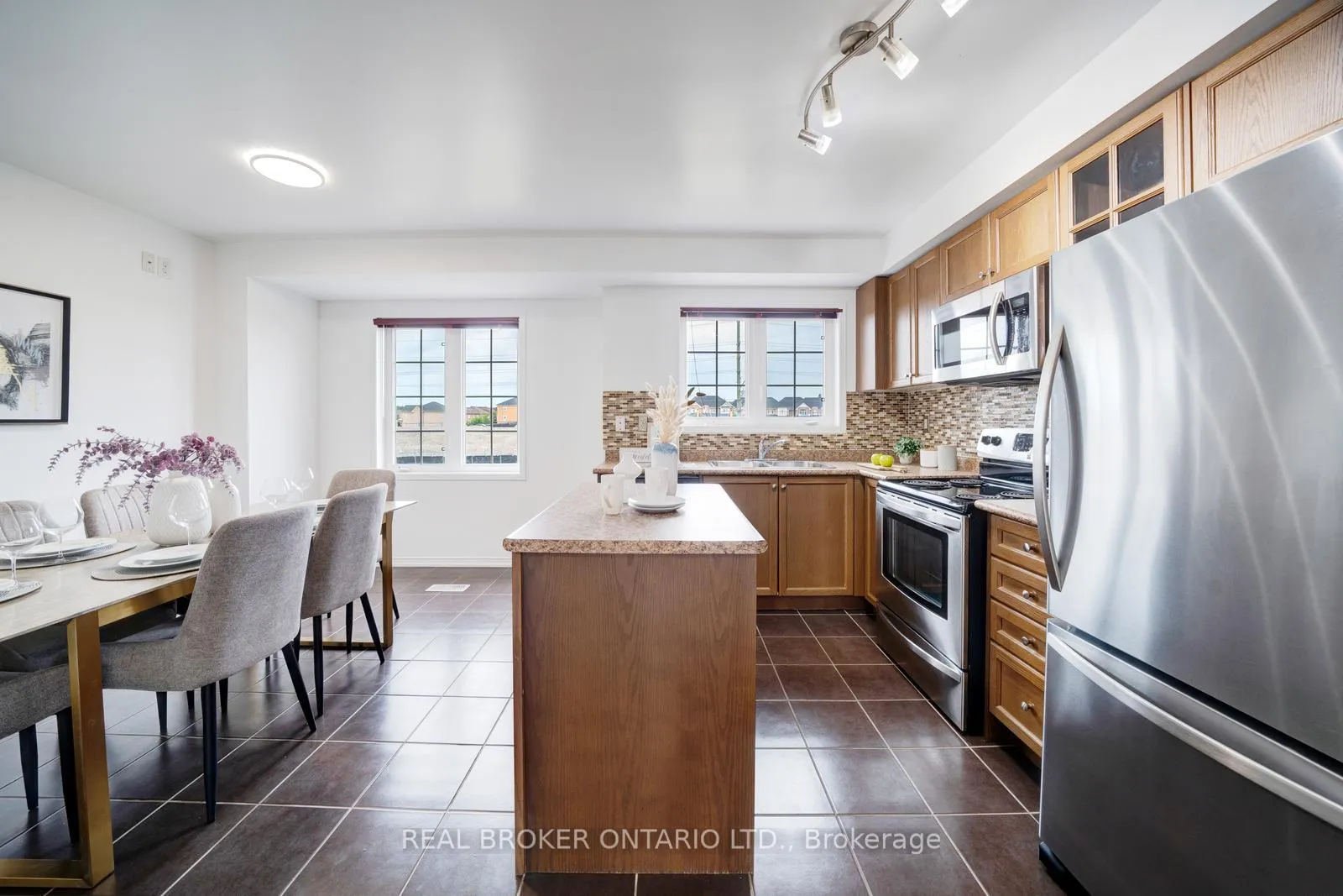 Photo 17 of 505 Rossland Road E, Ajax, Central East — HOMEH