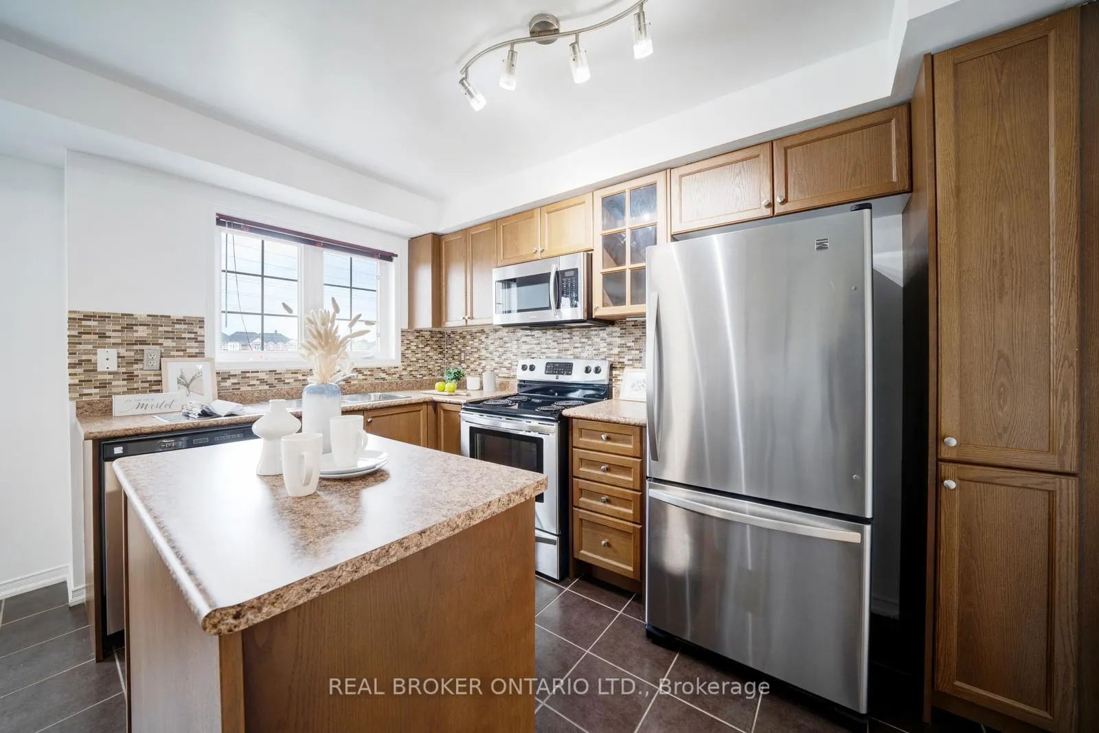 Photo 18 of 505 Rossland Road E, Ajax, Central East — HOMEH