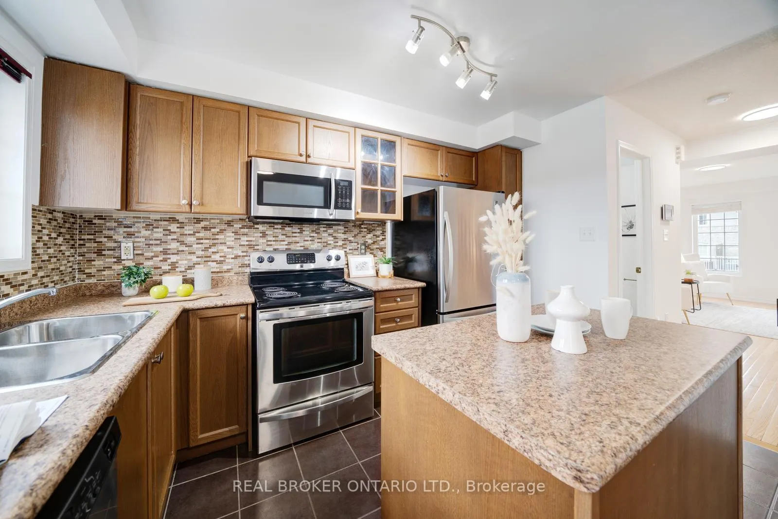 Photo 19 of 505 Rossland Road E, Ajax, Central East — HOMEH