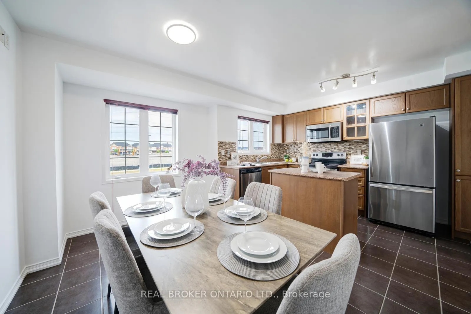 Photo 23 of 505 Rossland Road E, Ajax, Central East — HOMEH
