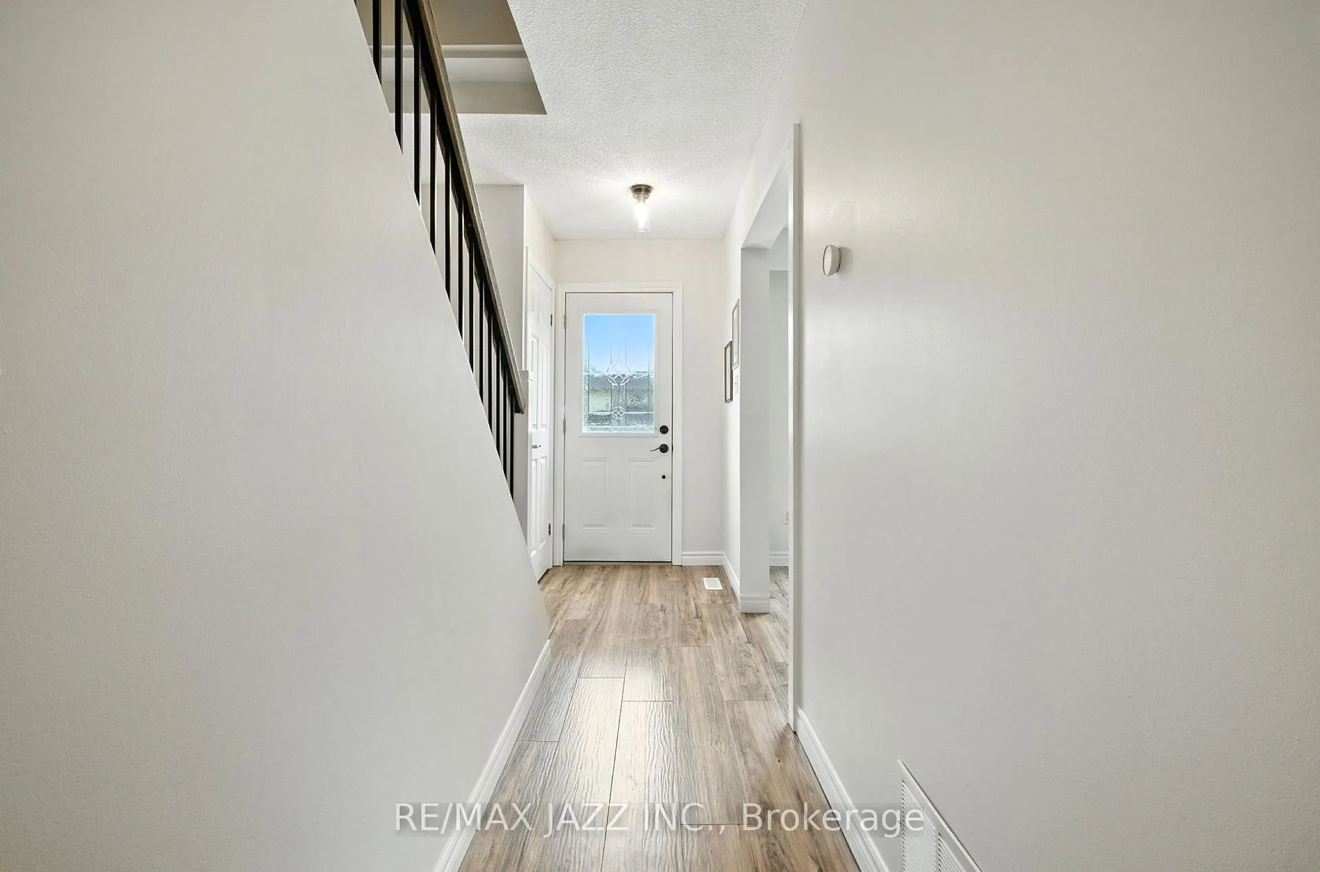 Photo 5 of 19 Doreen Crescent, Clarington, Bowmanville — HOMEH