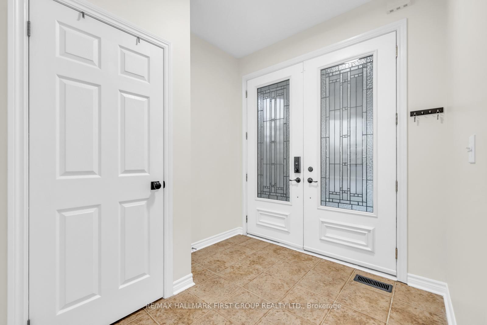Photo 3 of 39 Baxter Street, Clarington, Bowmanville — HOMEH
