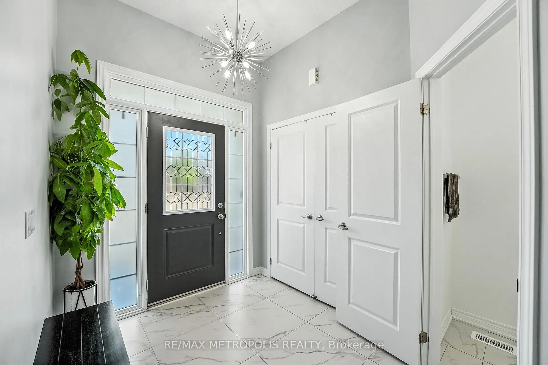 Photo 2 of 40 Cotton Street, Clarington, Bowmanville — HOMEH