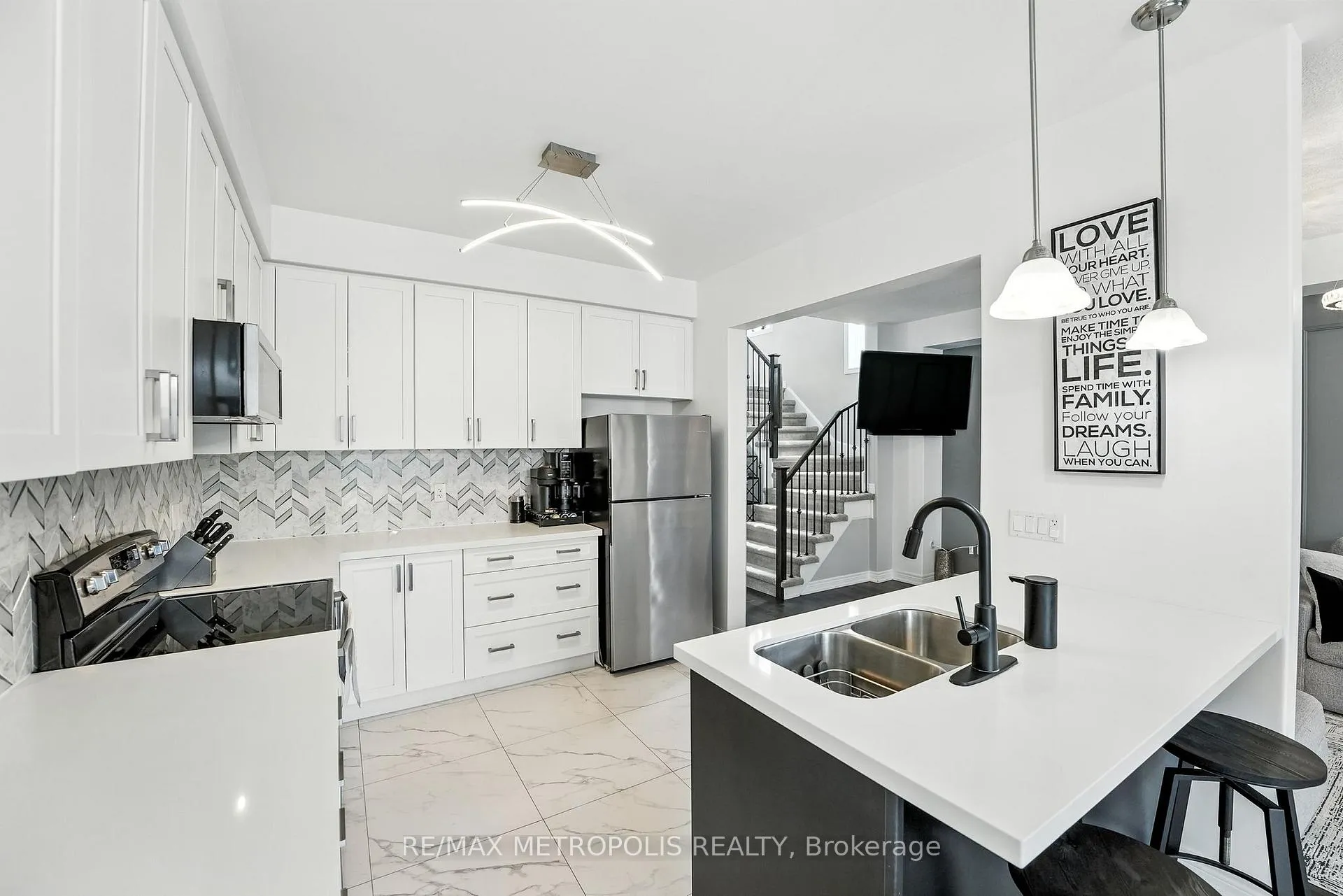 Photo 4 of 40 Cotton Street, Clarington, Bowmanville — HOMEH