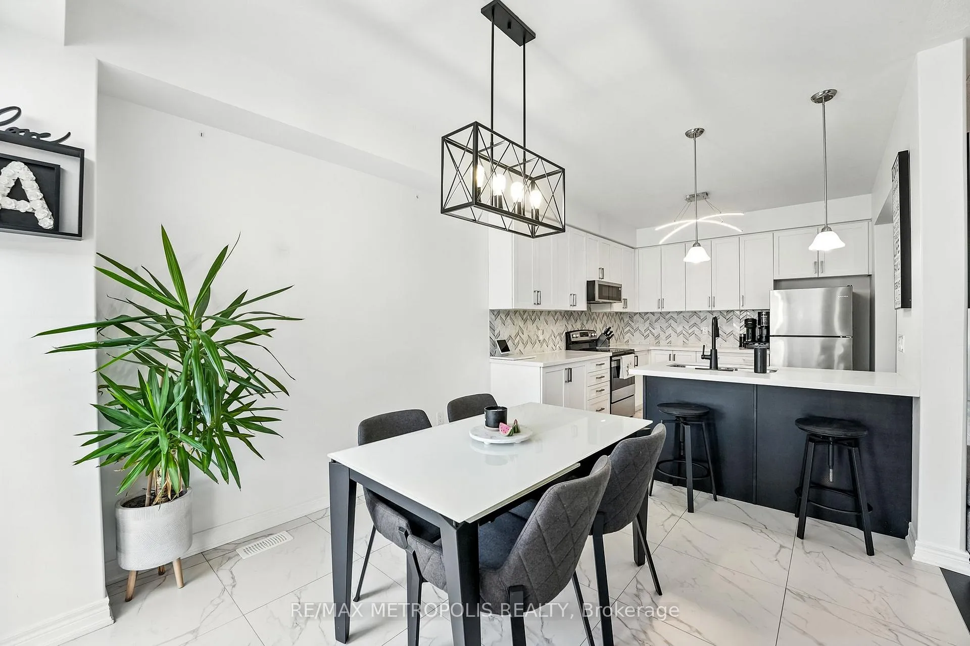 Photo 5 of 40 Cotton Street, Clarington, Bowmanville — HOMEH