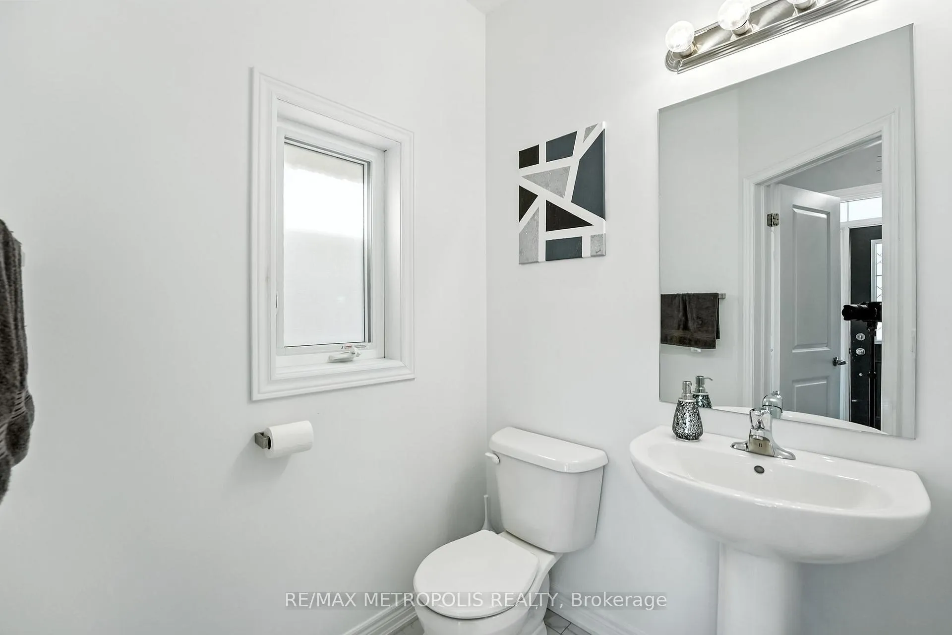 Photo 20 of 40 Cotton Street, Clarington, Bowmanville — HOMEH