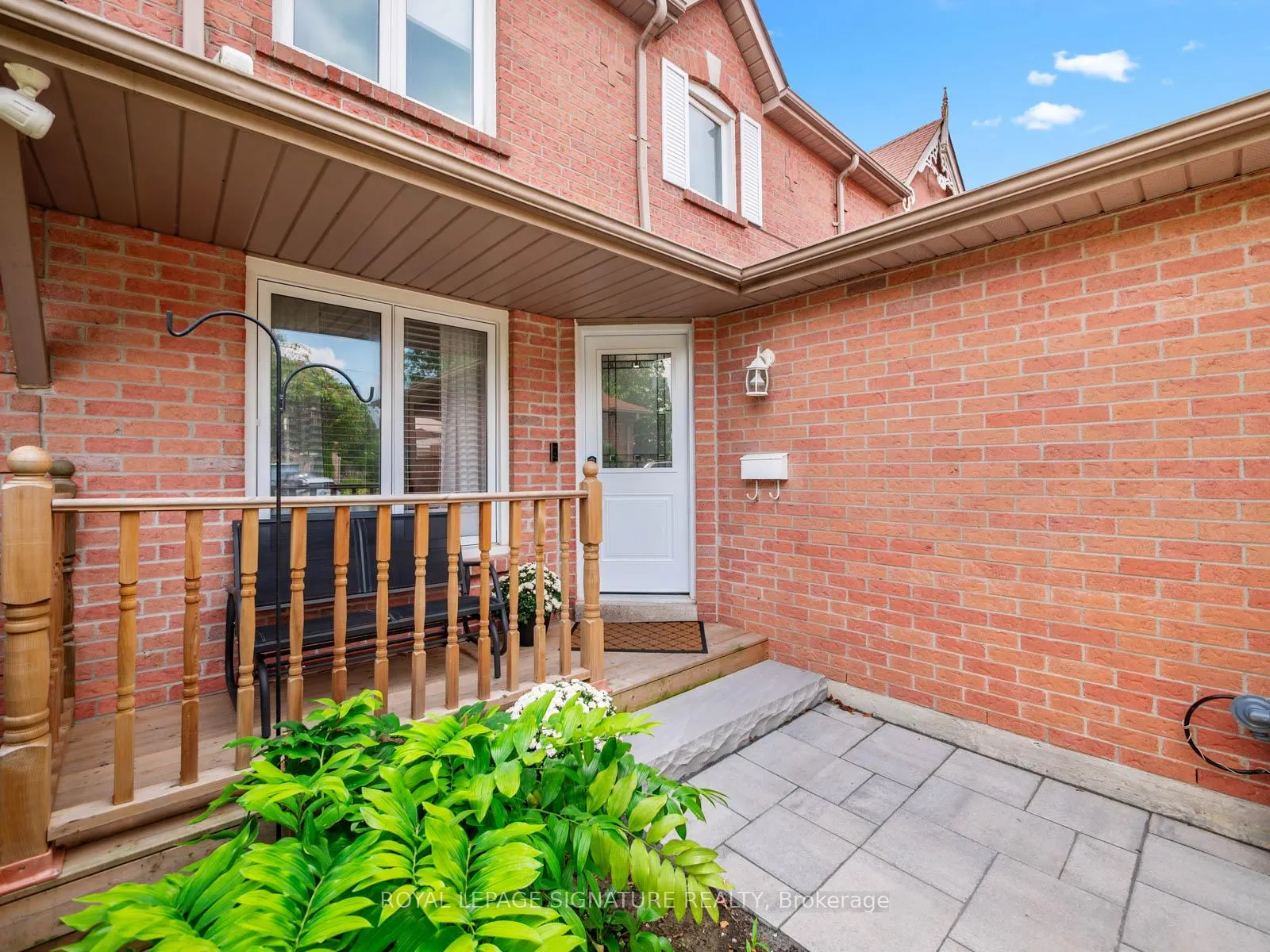 Photo 3 of 13 Hillhurst Crescent, Clarington, Courtice — HOMEH