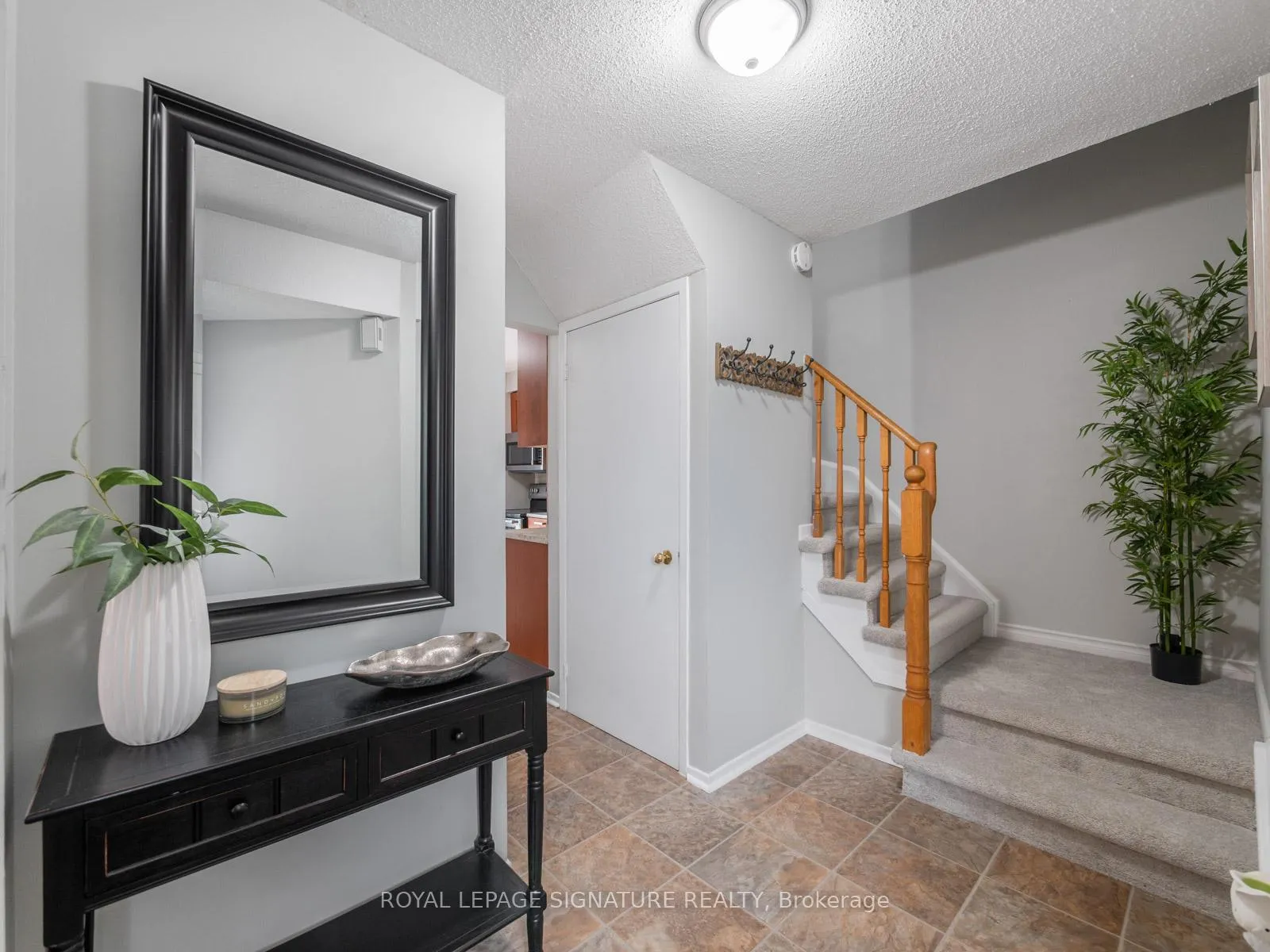 Photo 5 of 13 Hillhurst Crescent, Clarington, Courtice — HOMEH