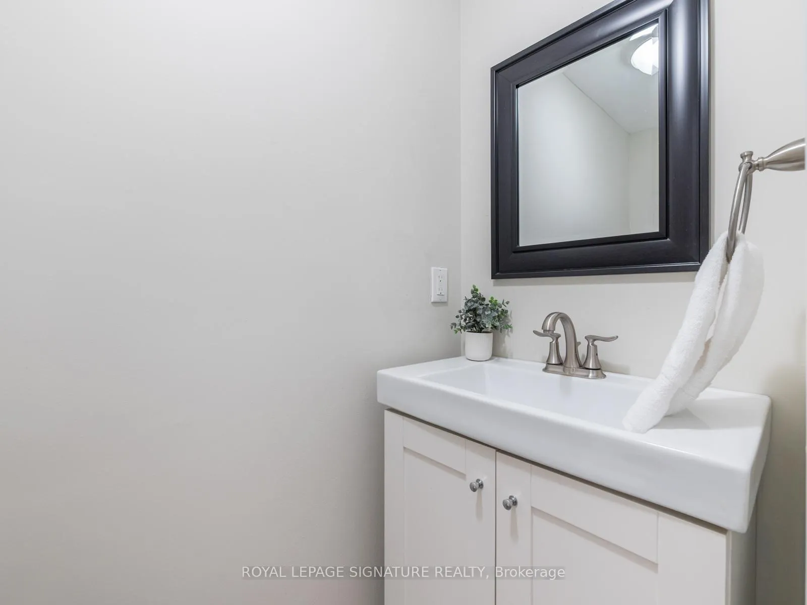 Photo 23 of 13 Hillhurst Crescent, Clarington, Courtice — HOMEH