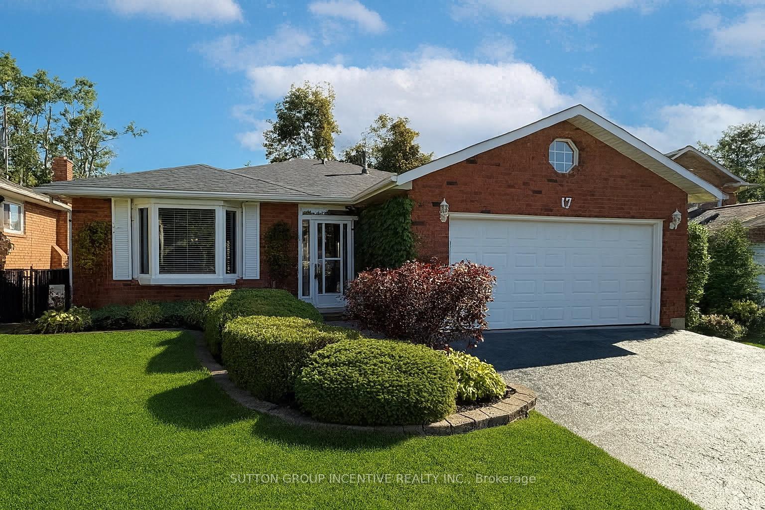 Photo 4 of 17 Kenny Crescent, Barrie, Letitia Heights — HOMEH