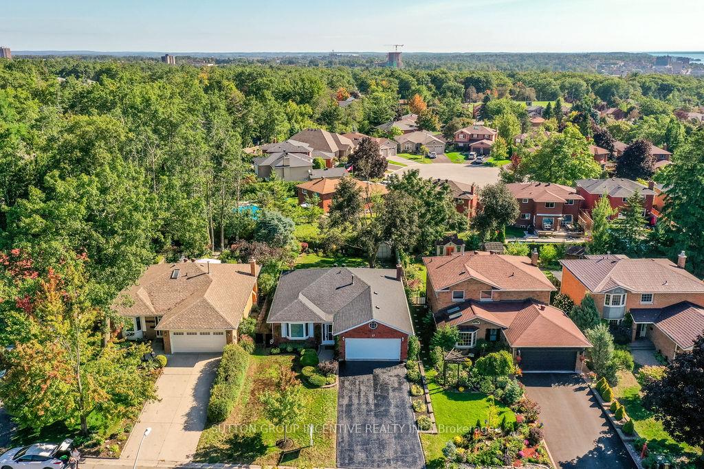 Photo 6 of 17 Kenny Crescent, Barrie, Letitia Heights — HOMEH