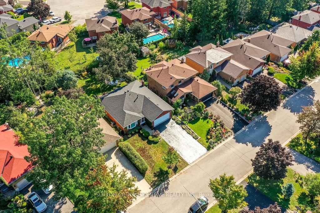 Photo 7 of 17 Kenny Crescent, Barrie, Letitia Heights — HOMEH