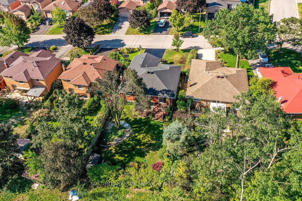 Photo 9 of 17 Kenny Crescent, Barrie, Letitia Heights — HOMEH